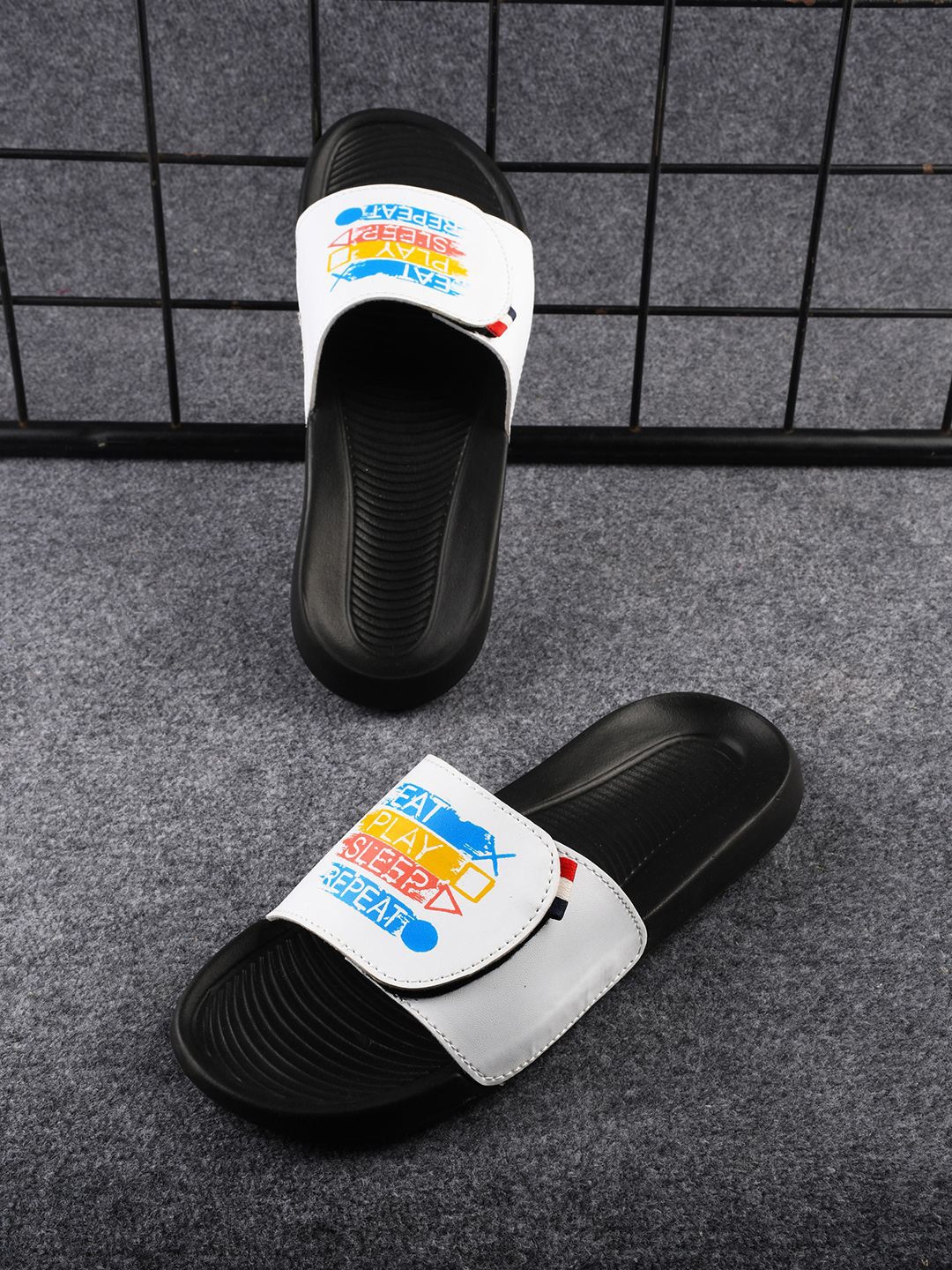 

PERY PAO Men Printed Sliders, White