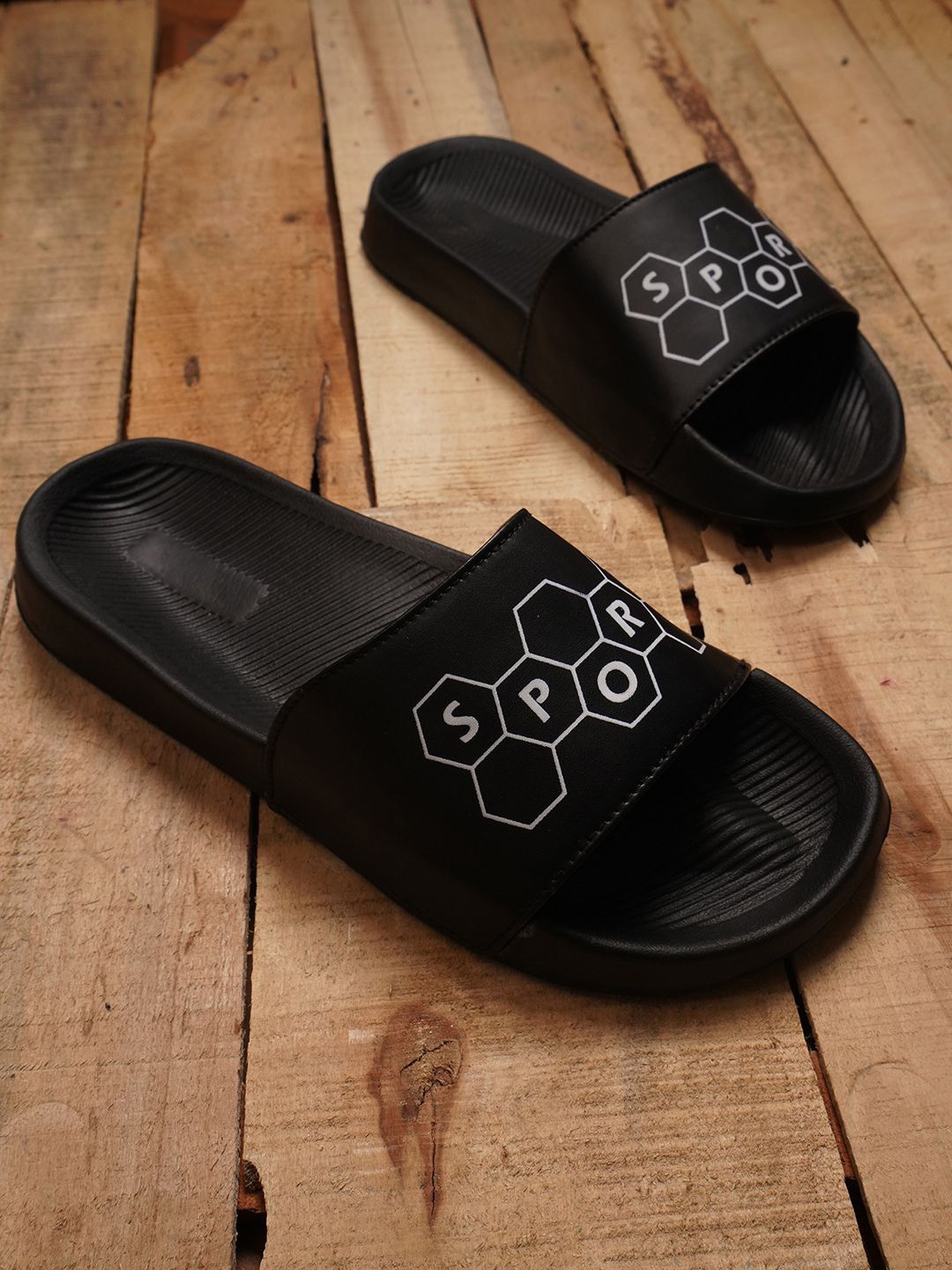 

PERY PAO Men Printed Sliders, Black