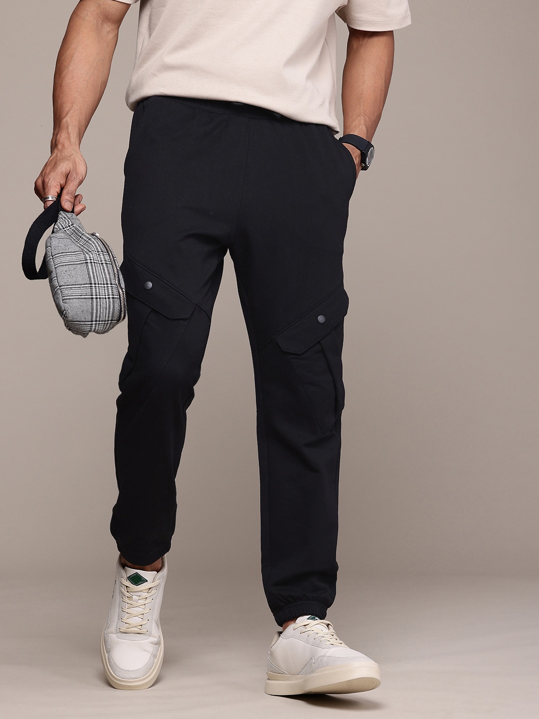 

WROGN Men Regular Fit Joggers, Black