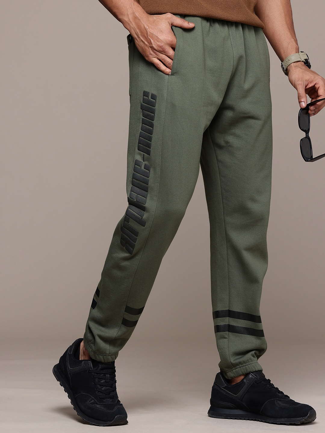 

WROGN Men Regular Fit Embossed Typography Joggers, Olive