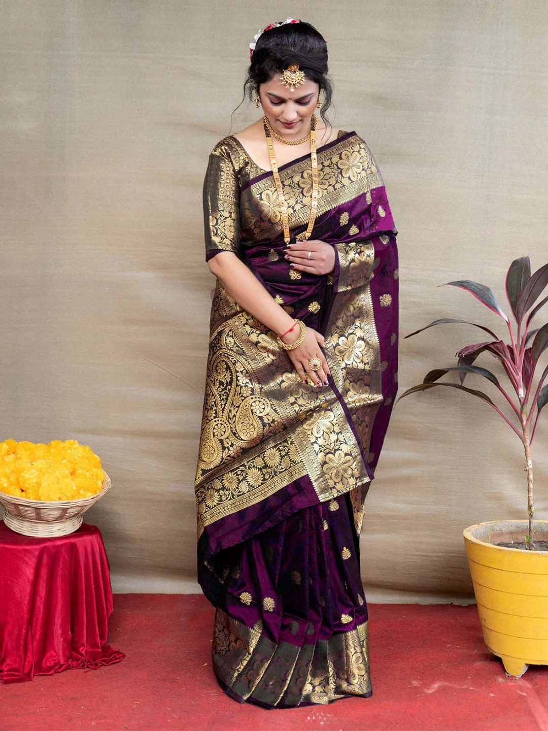 

RASVRITI Woven Design Zari Banarasi Saree, Burgundy