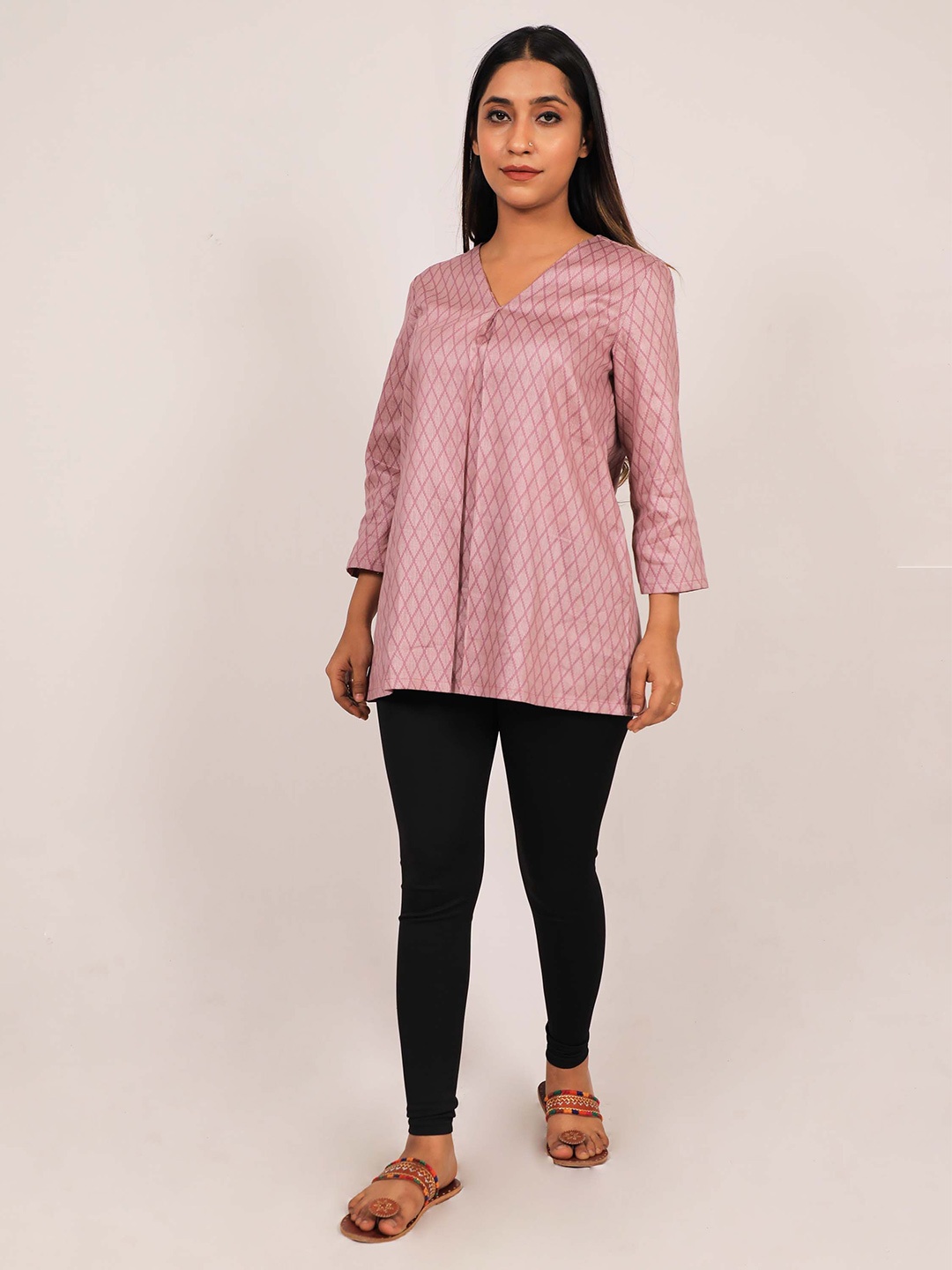 

HUE & HIDE Women Geometric Printed V-Neck Kurti, Pink