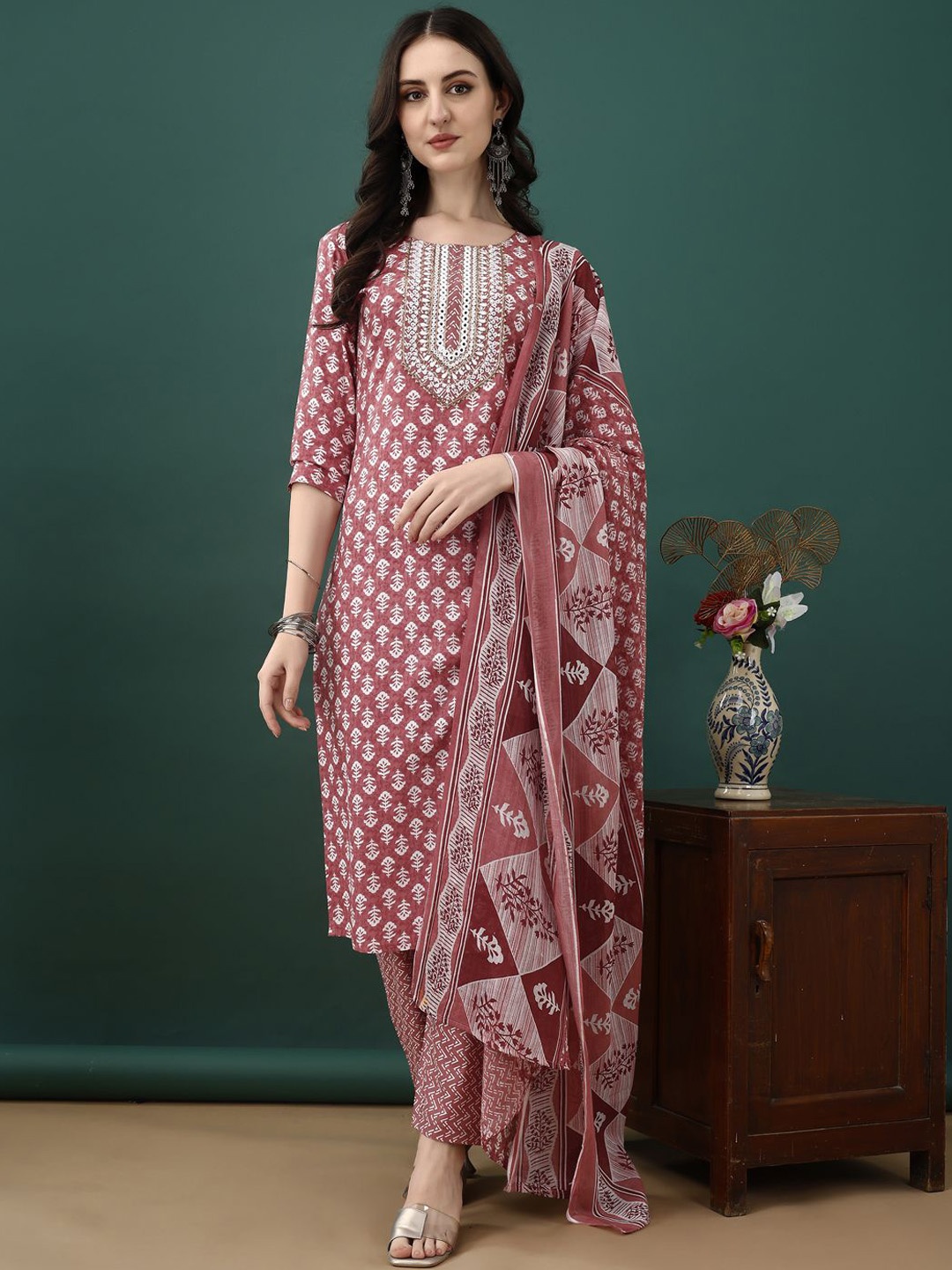 

KALINI Ethnic Motifs Printed Regular Thread Work Kurta ,Trousers & Dupatta, Pink