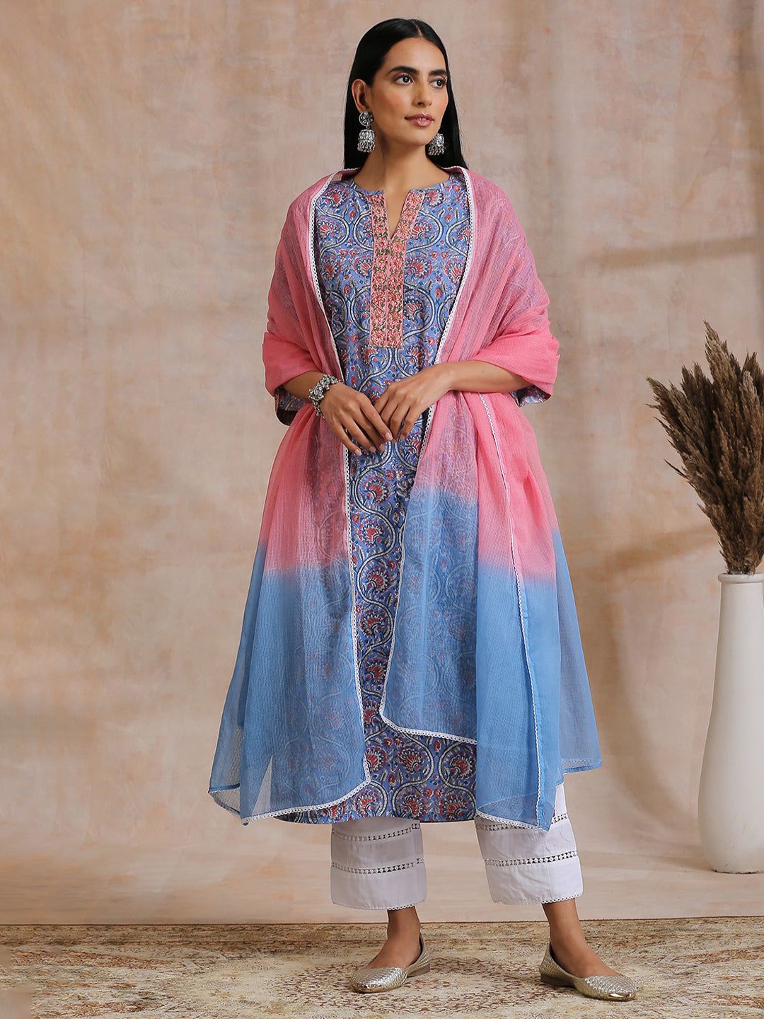 

Tahiliya Ombre Dyed Cotton Dupatta With Taping Border, Pink