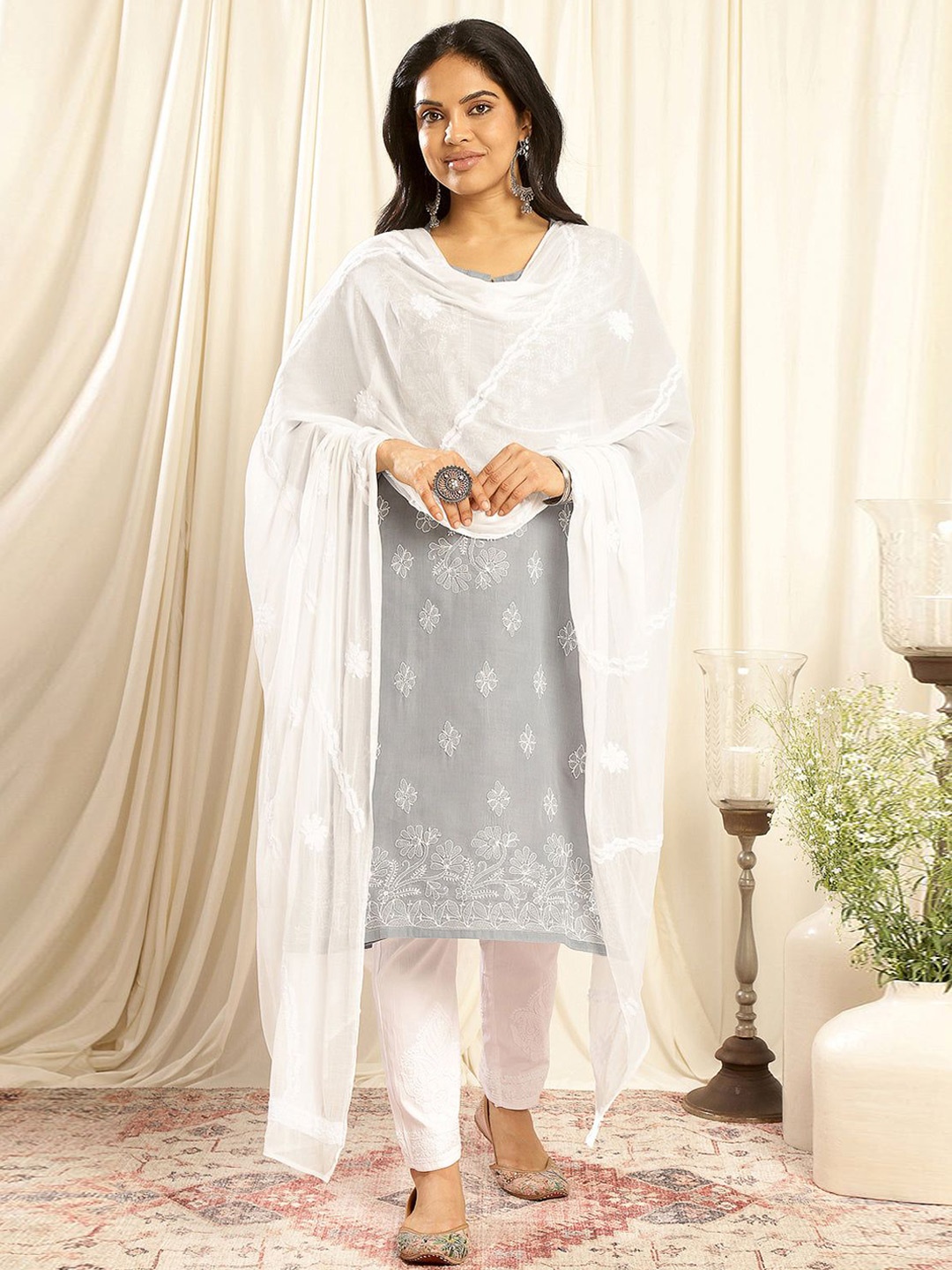 

Tahiliya Embroidered Chiffon Chikankari Dupatta, White