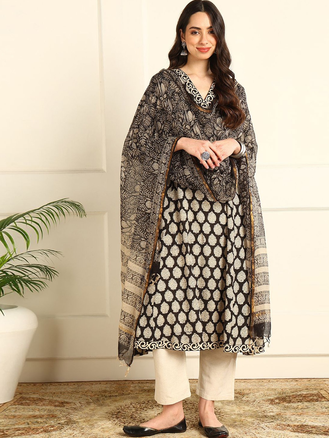 

Tahiliya Ethnic Motifs Printed Cotton Zari Dupatta, Black