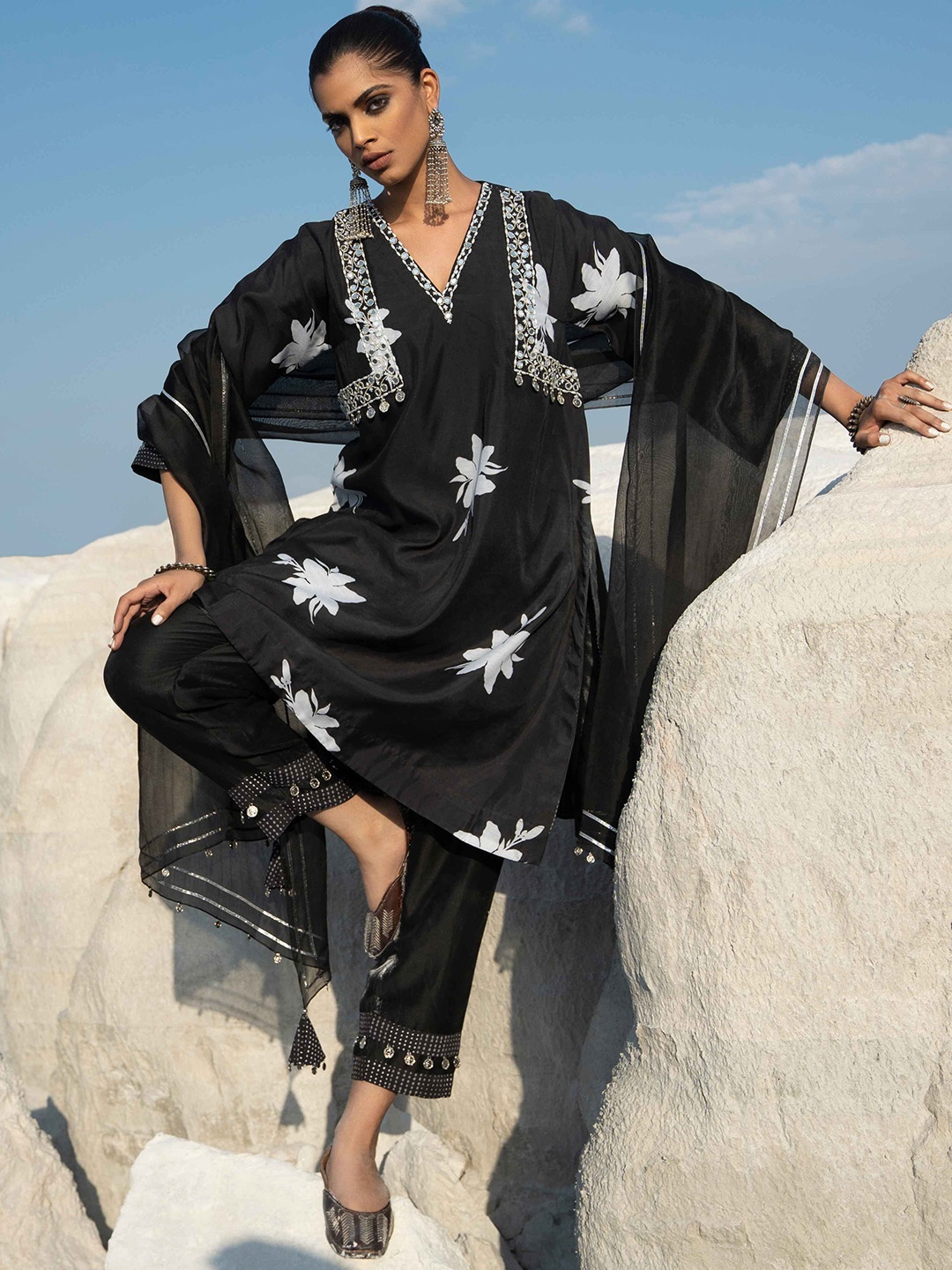

Seeaash Floral Printed Straight Kurta with Trousers & Dupatta, Black