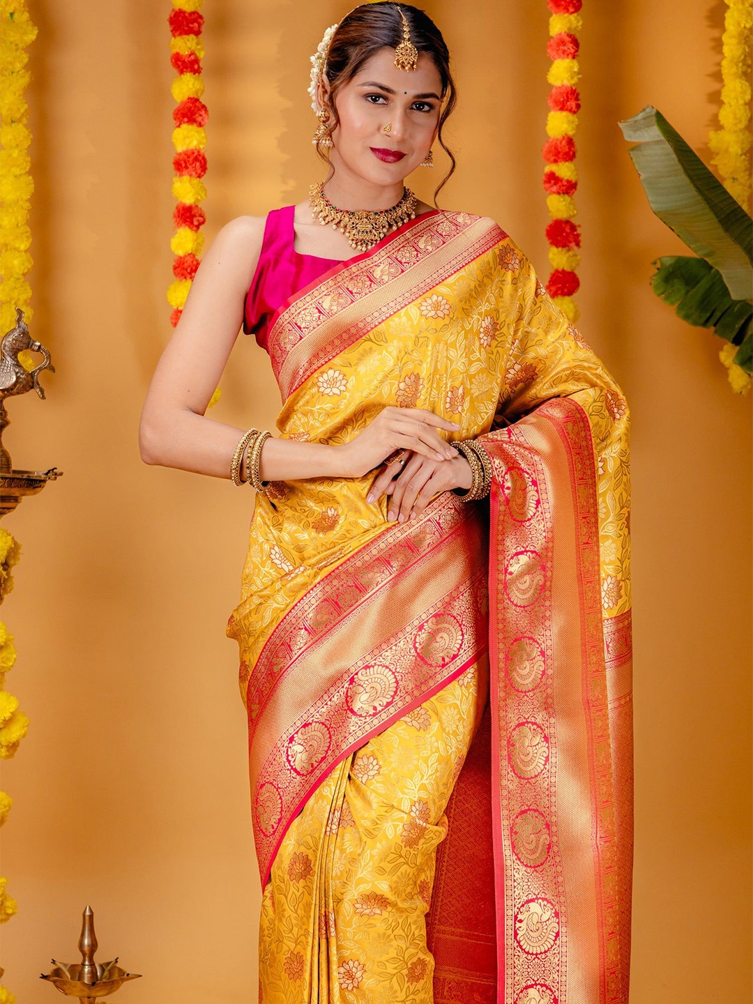 

RASVRITI Woven Design Zari Banarasi Saree, Gold