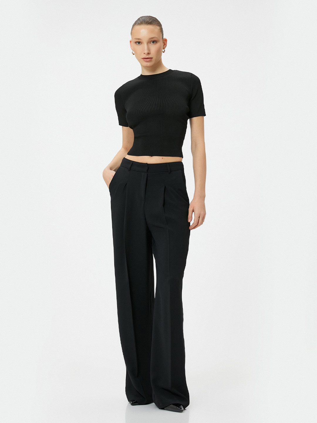 

Koton Solid Round Neck T-shirt, Black