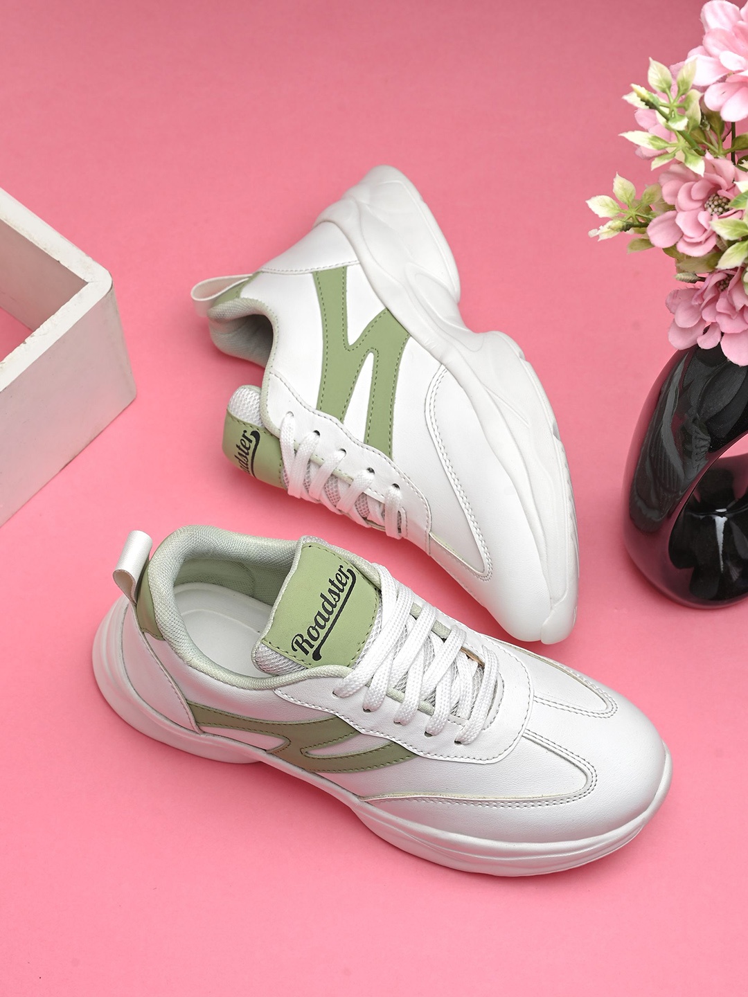 

The Roadster Lifestyle Co. Women Green Round Toe Comfort Insole Lightweight Sneakers