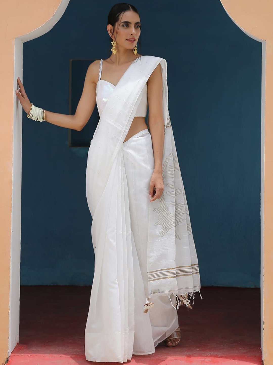

Swtantra Embellished Sweartheart Neck Sleeveless Saree Blouse, White