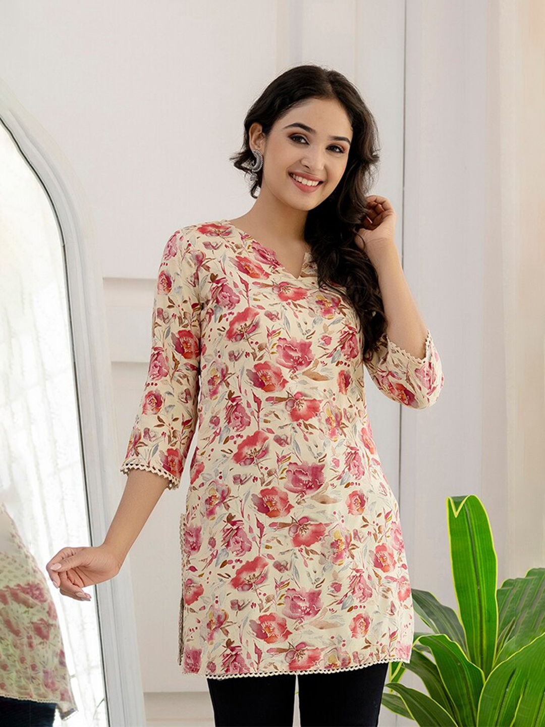 

Nayo Floral Printed Round Neck Straight Tunic, Pink