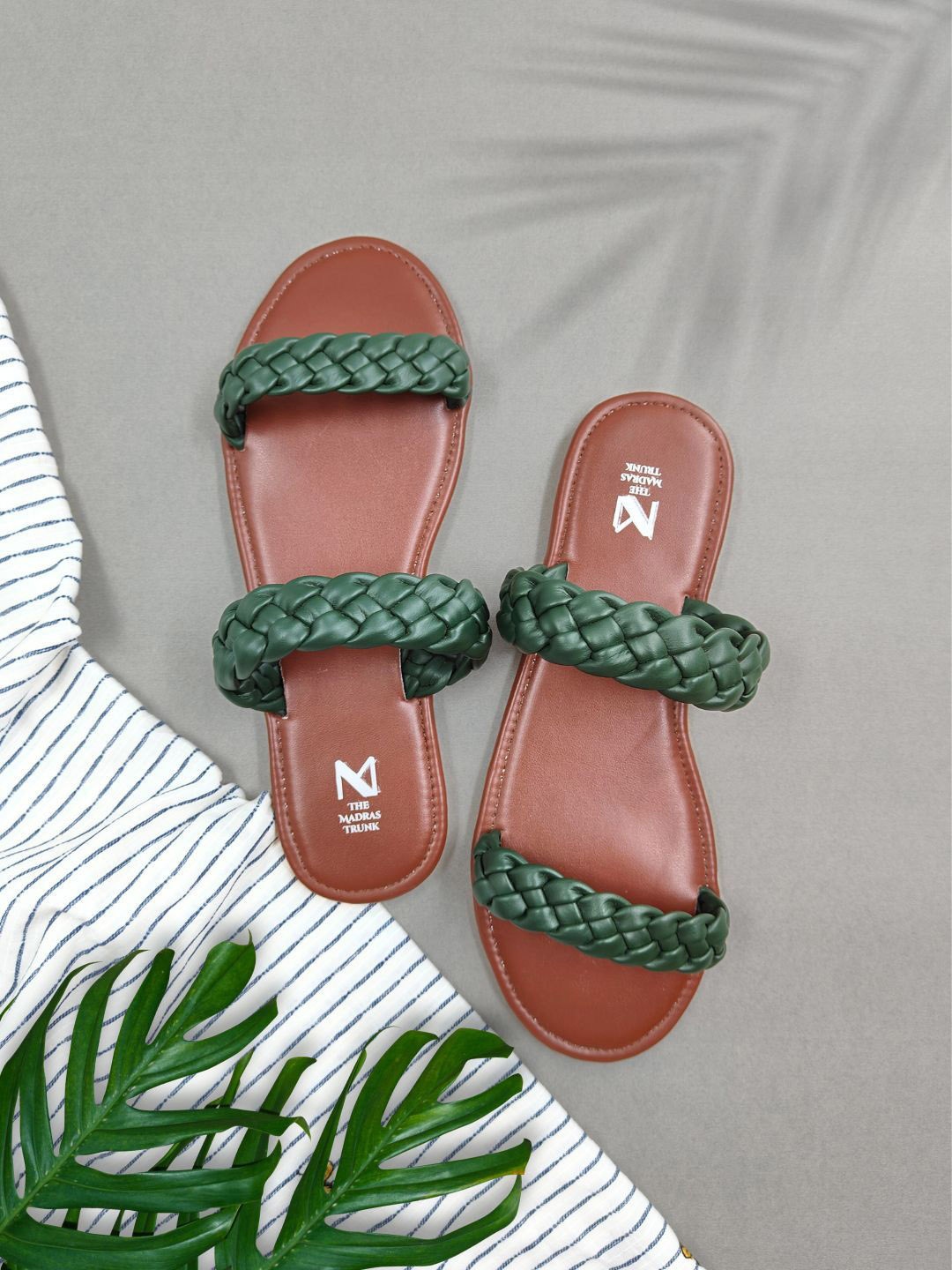 

THE MADRAS TRUNK Women Printed One Toe Flats, Brown