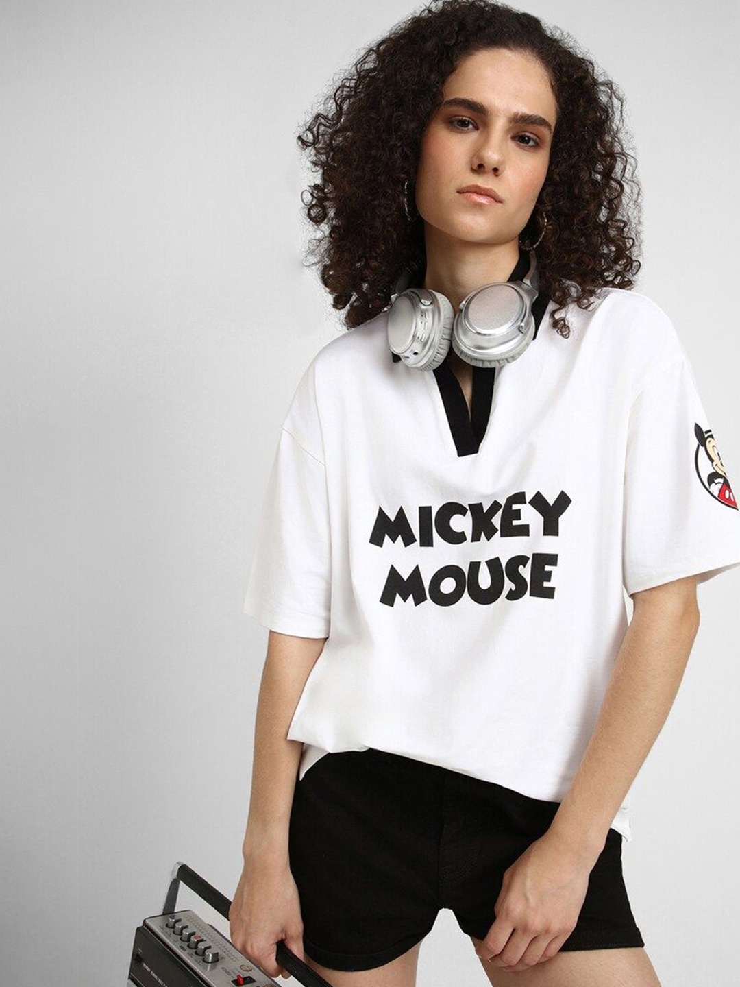 

FOREVER 21 Women Typography Printed V-Neck Applique T-shirt, White