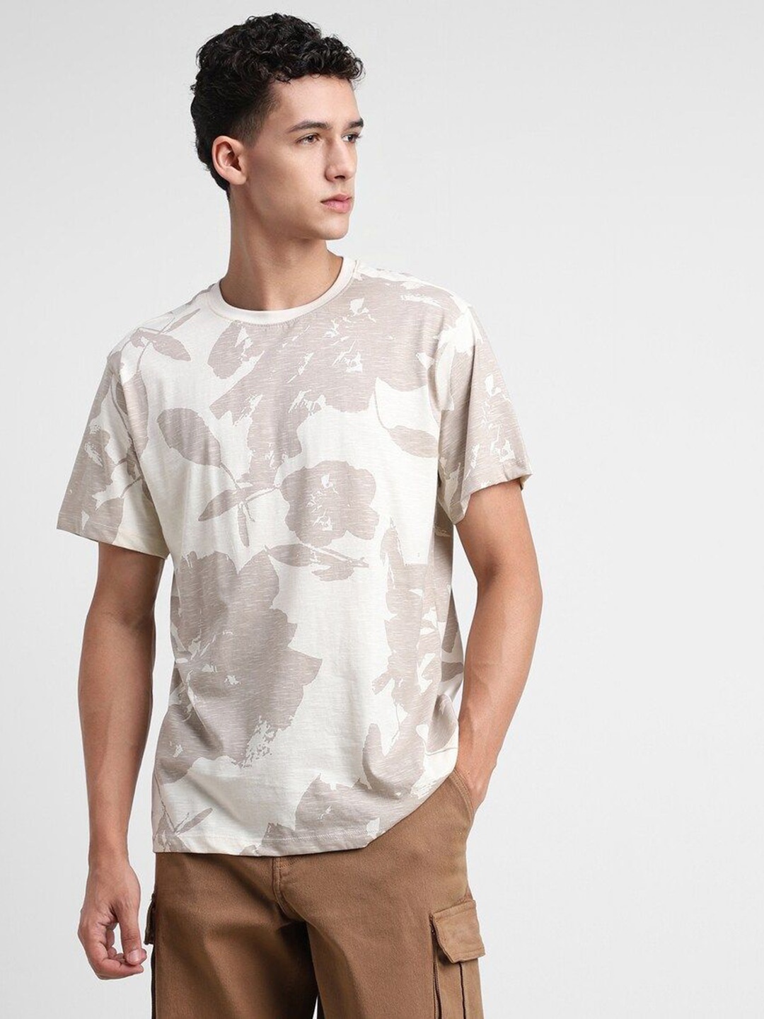 

FOREVER 21 Men Printed Raw Edge T-shirt, Cream