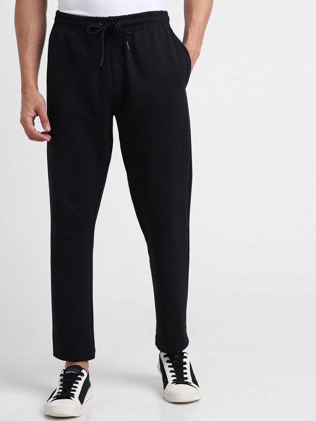 

FOREVER 21 Men Mid-Rise Regular Fit Track Pants, Black