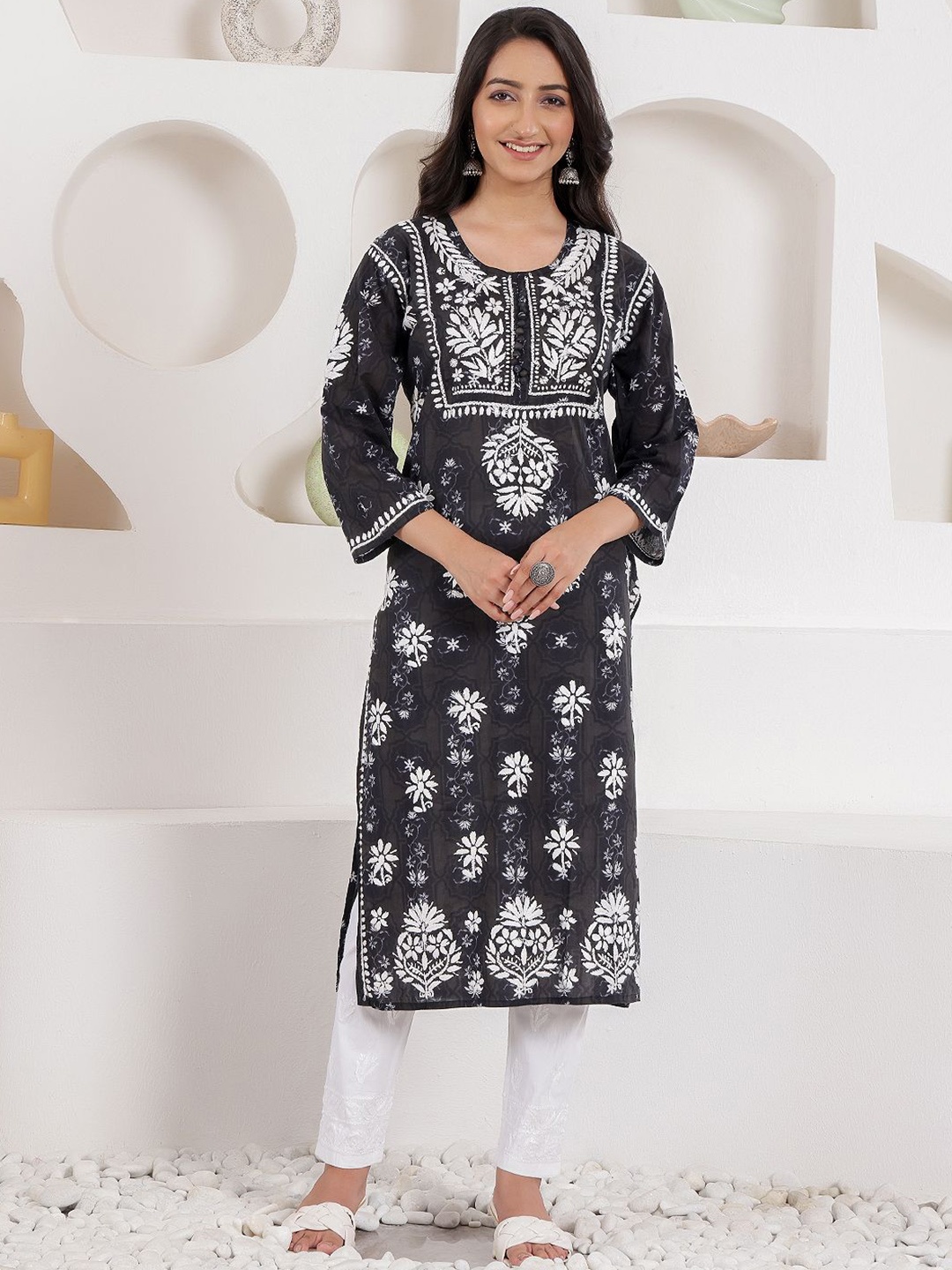 

Chowkhat Floral Embroidered Chikankari Kurta, White