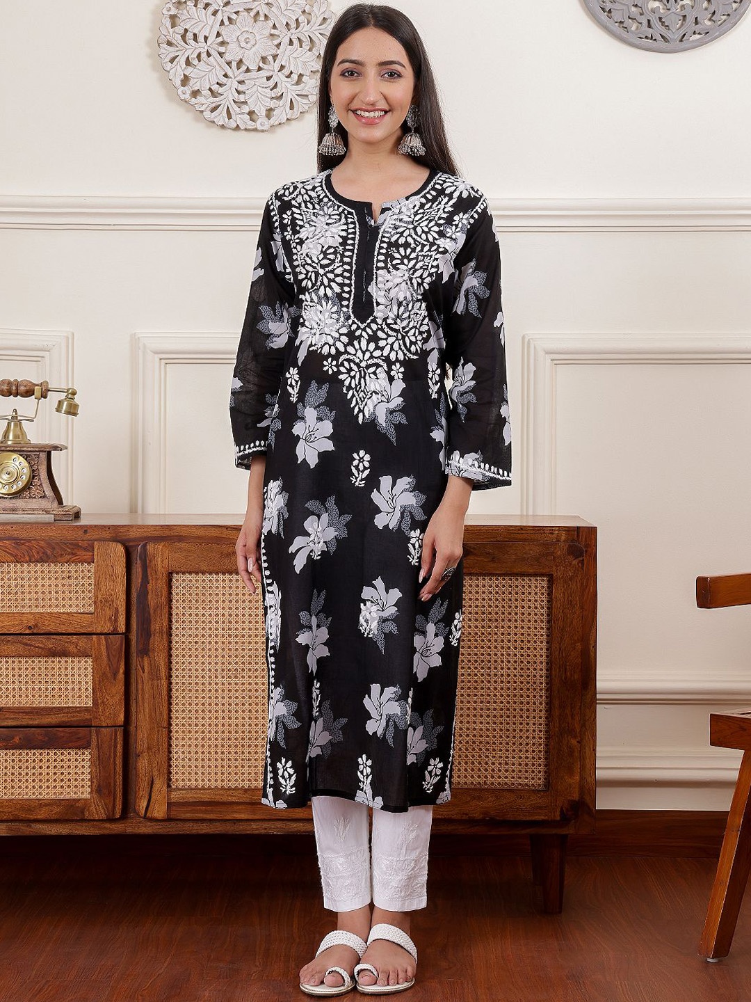 

Chowkhat Floral Embroidered Chikankari Straight Kurta, Black