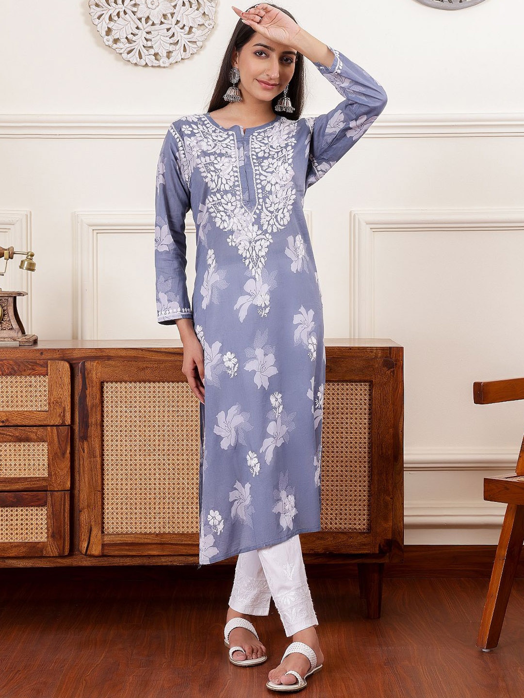 

Chowkhat Floral Embroidered Chikankari Kurta, Grey