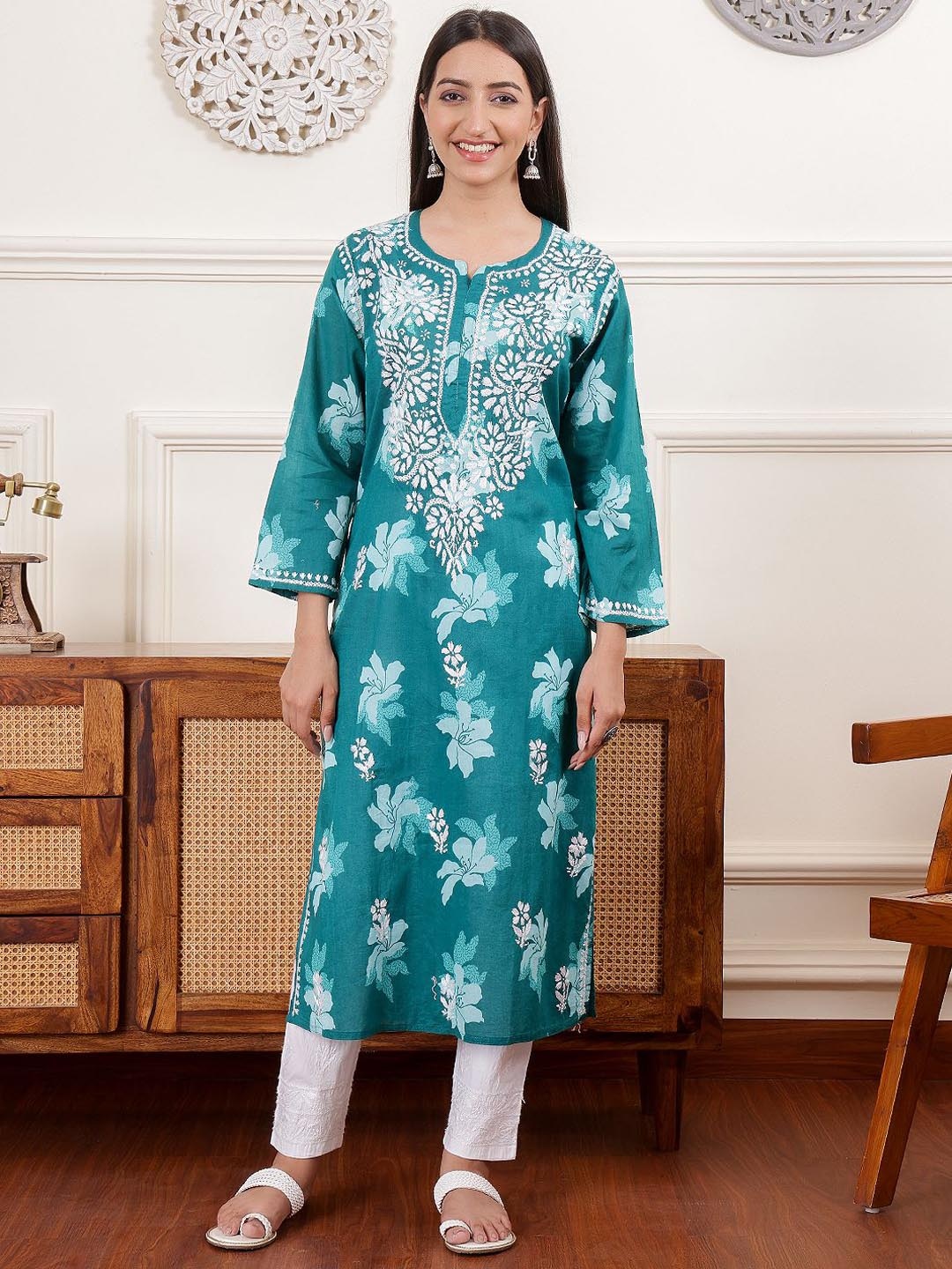 

Chowkhat Floral Embroidered Chikankari Straight Kurta, Green