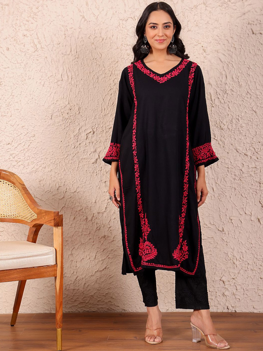 

Chowkhat Floral Embroidered V-Neck Chikankari Straight Kurta, Black