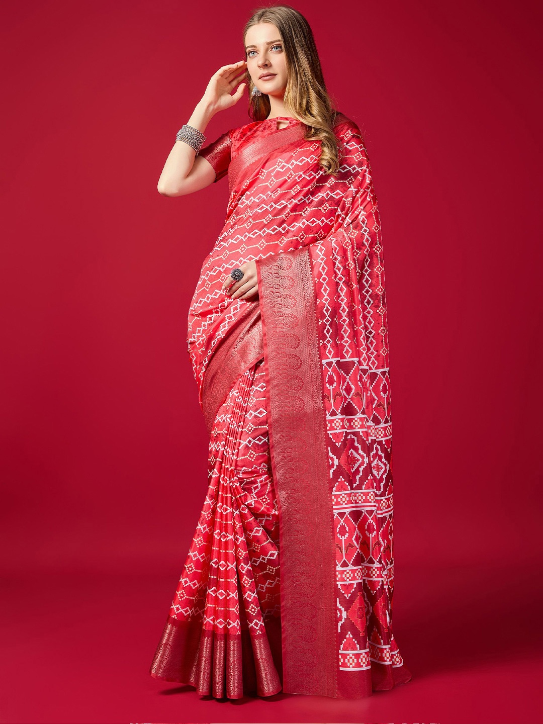 

Fashion FRICKS Zari Digital Printed Saree, Red