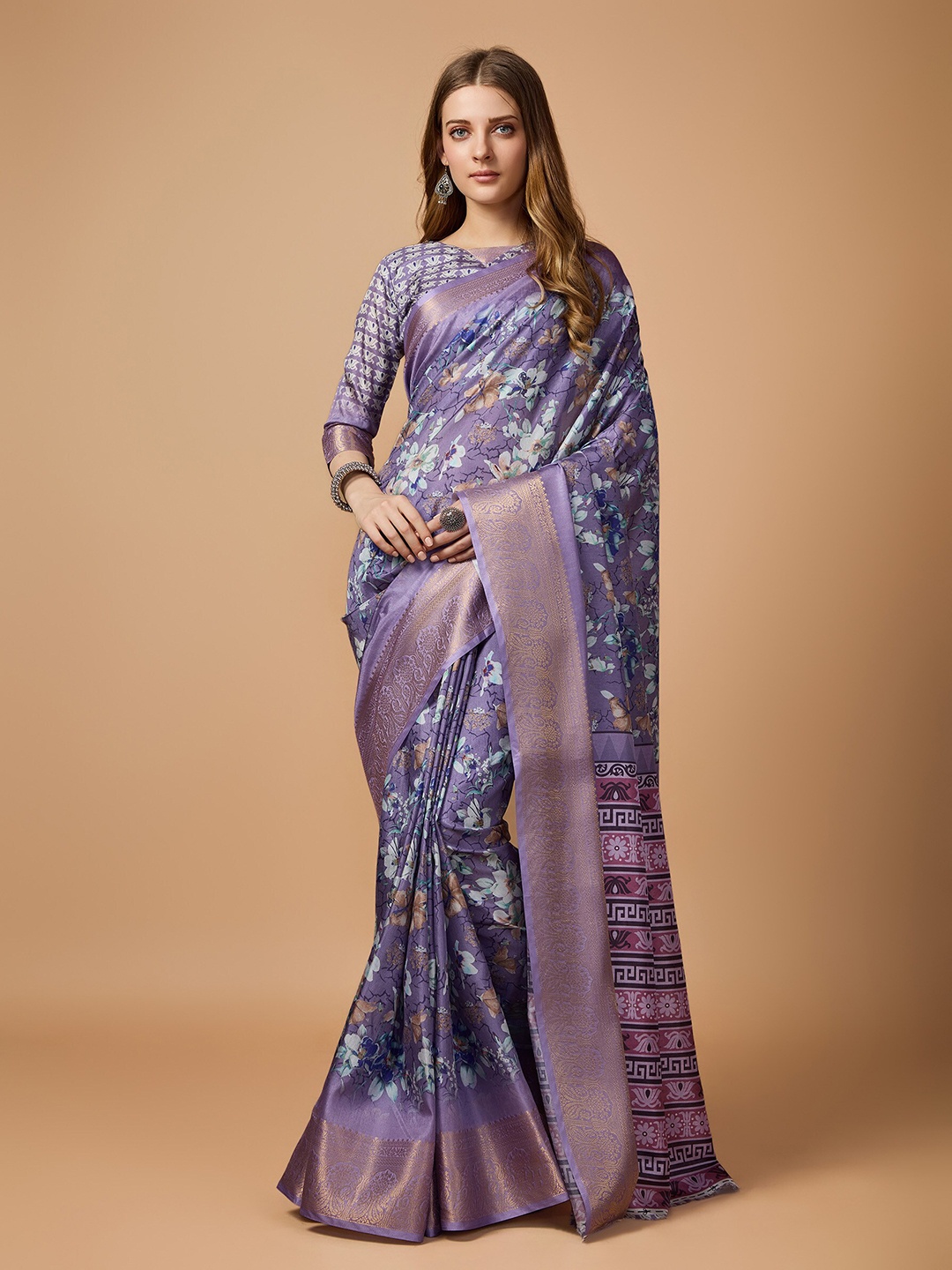 

Fashion FRICKS Floral Printed Woven Design Zari Saree, Violet