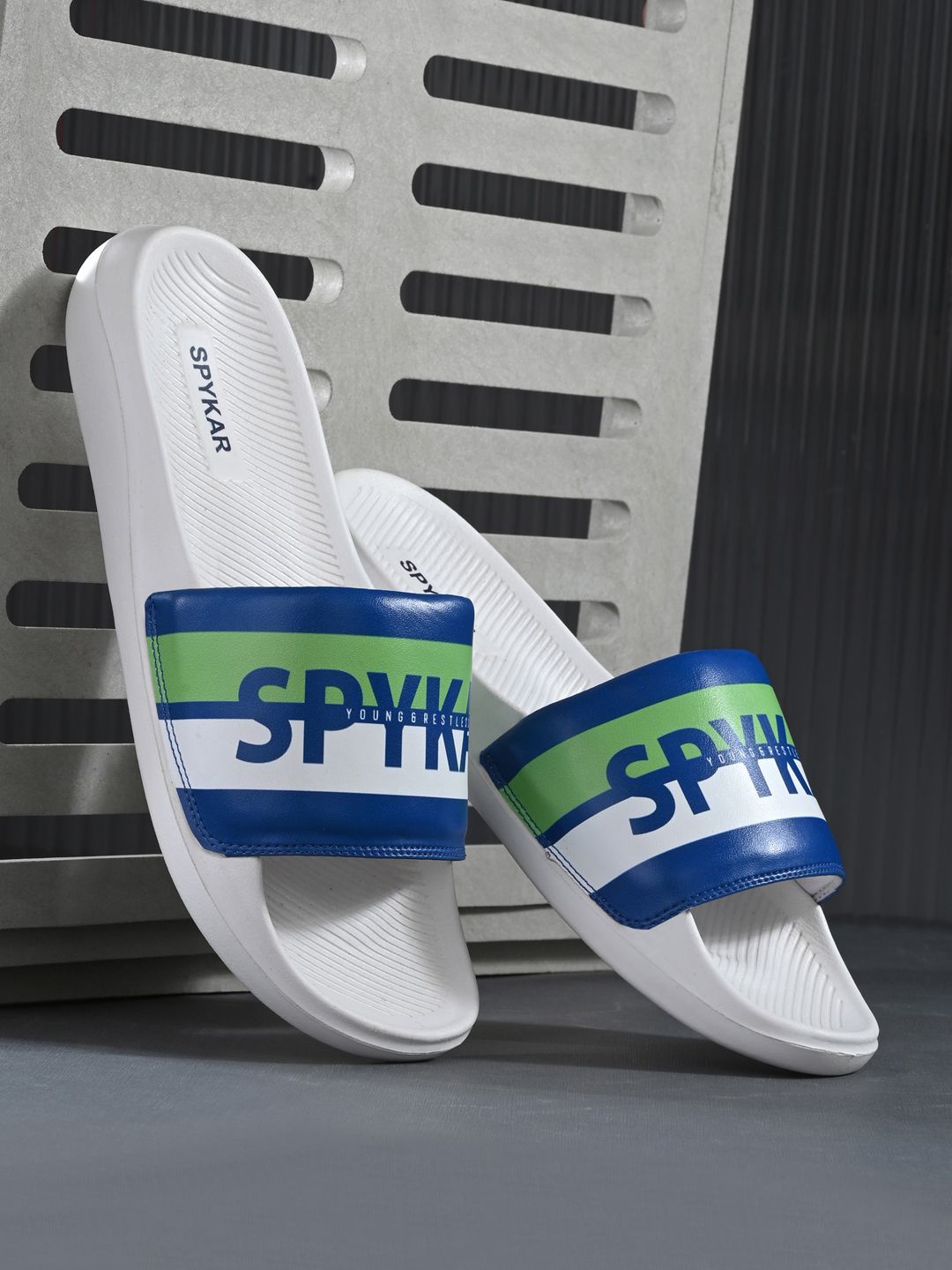 

SPYKAR Men Printed Sliders, White