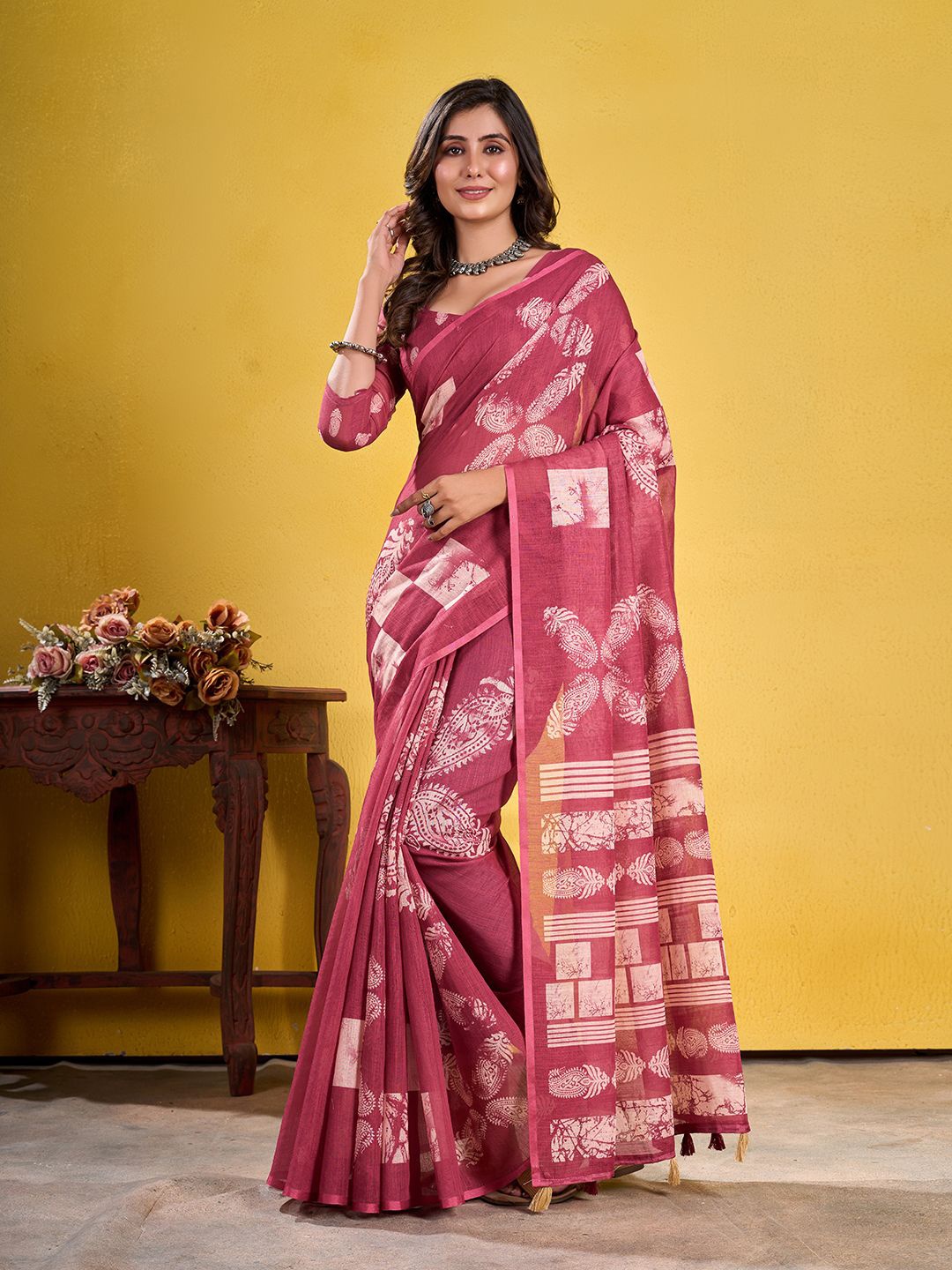 

Fashion FRICKS Paisley Printed Saree, Red