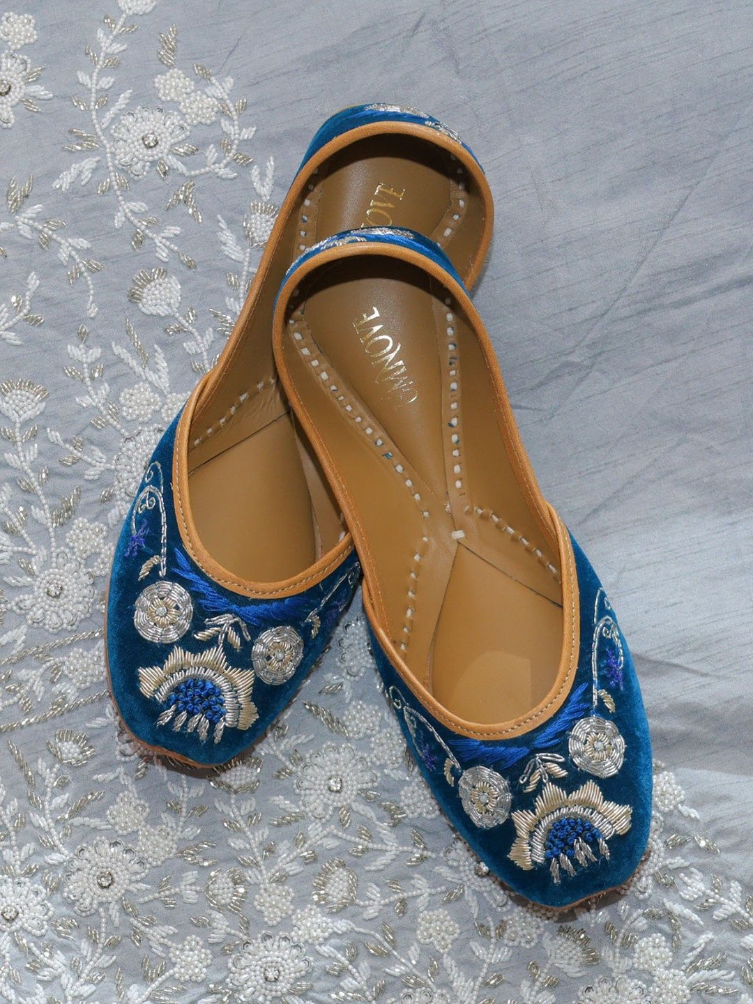 

UMNOVE Women Printed Ethnic Mojaris Flats, Blue