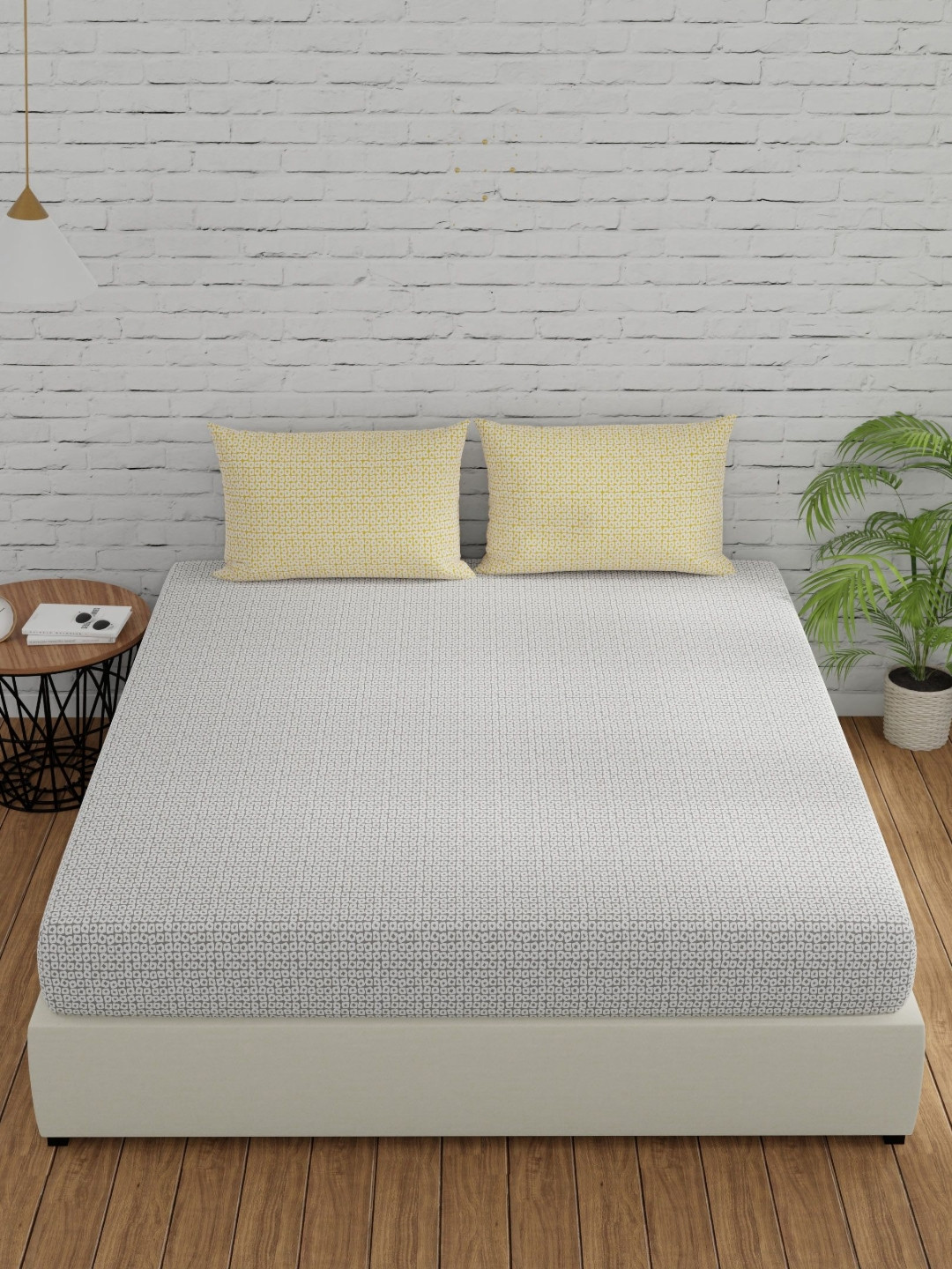 

Huesland Grey & White Geometric 144 TC Cotton Queen Bedsheet With 2 Pillow Covers