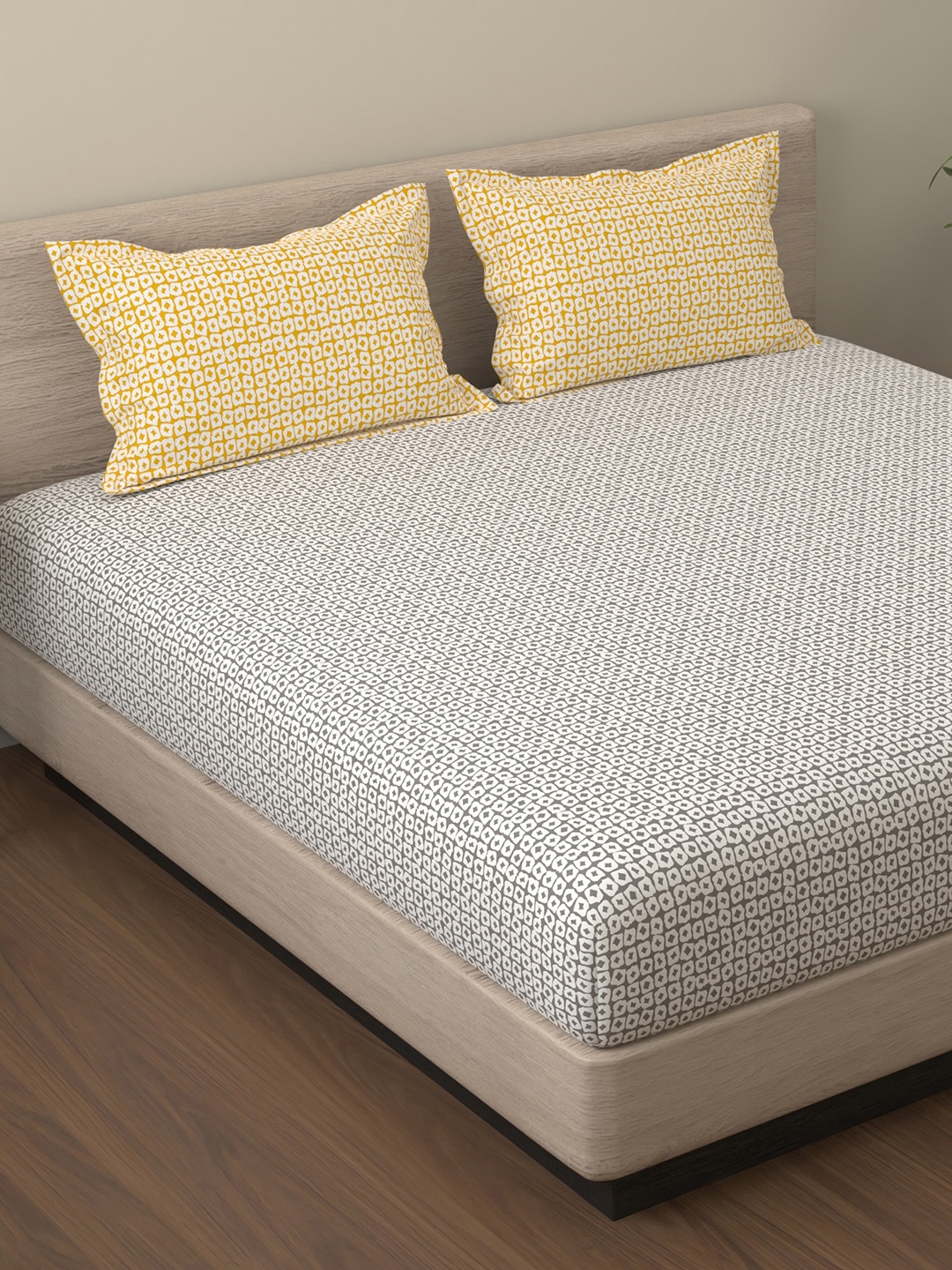 

Huesland Grey & White Geometric Cotton 144 TC King Bedsheet with 2 Pillow Covers
