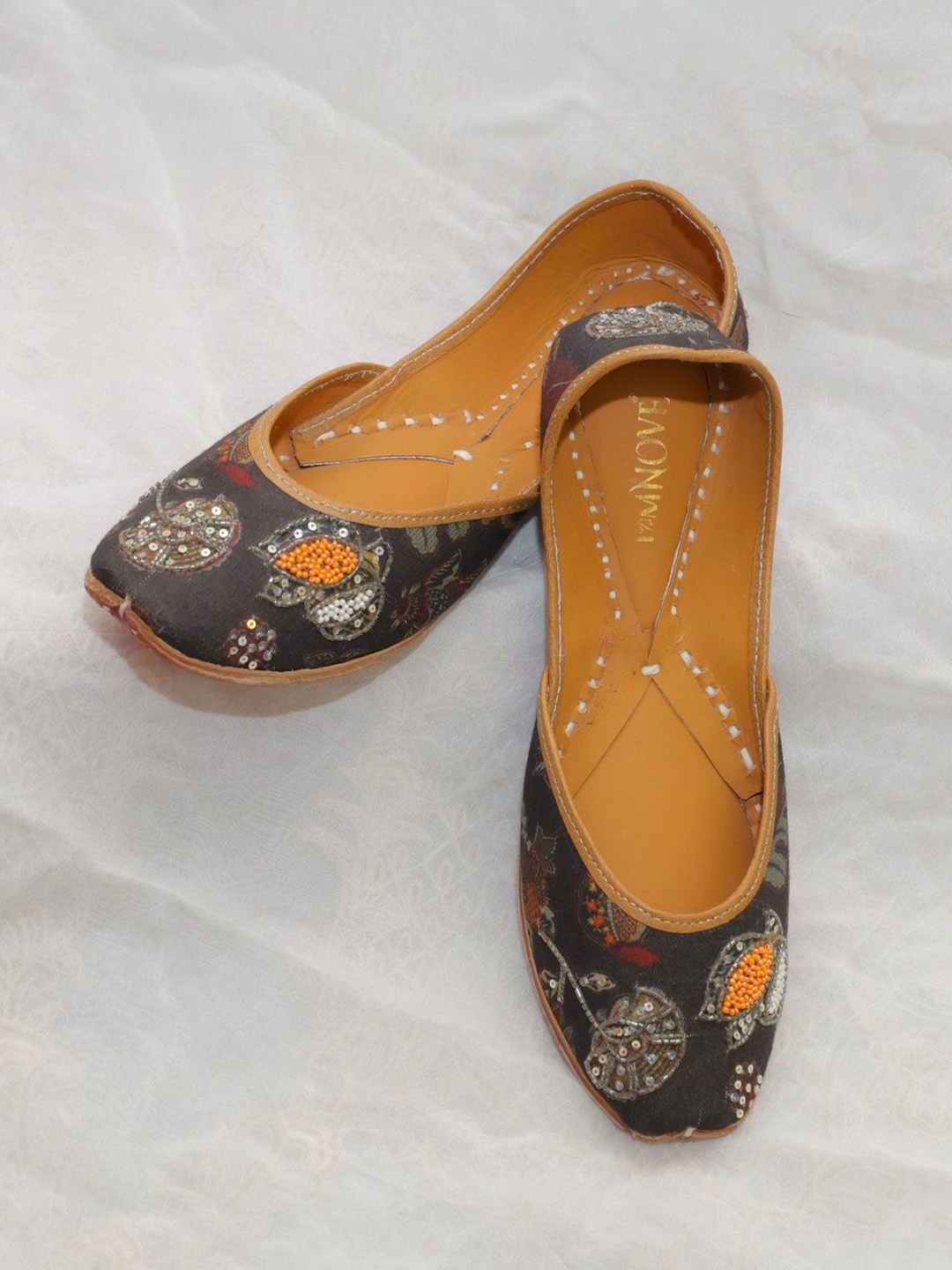 

UMNOVE Women Mojaris Flats With Ethnic - Embellished, Black