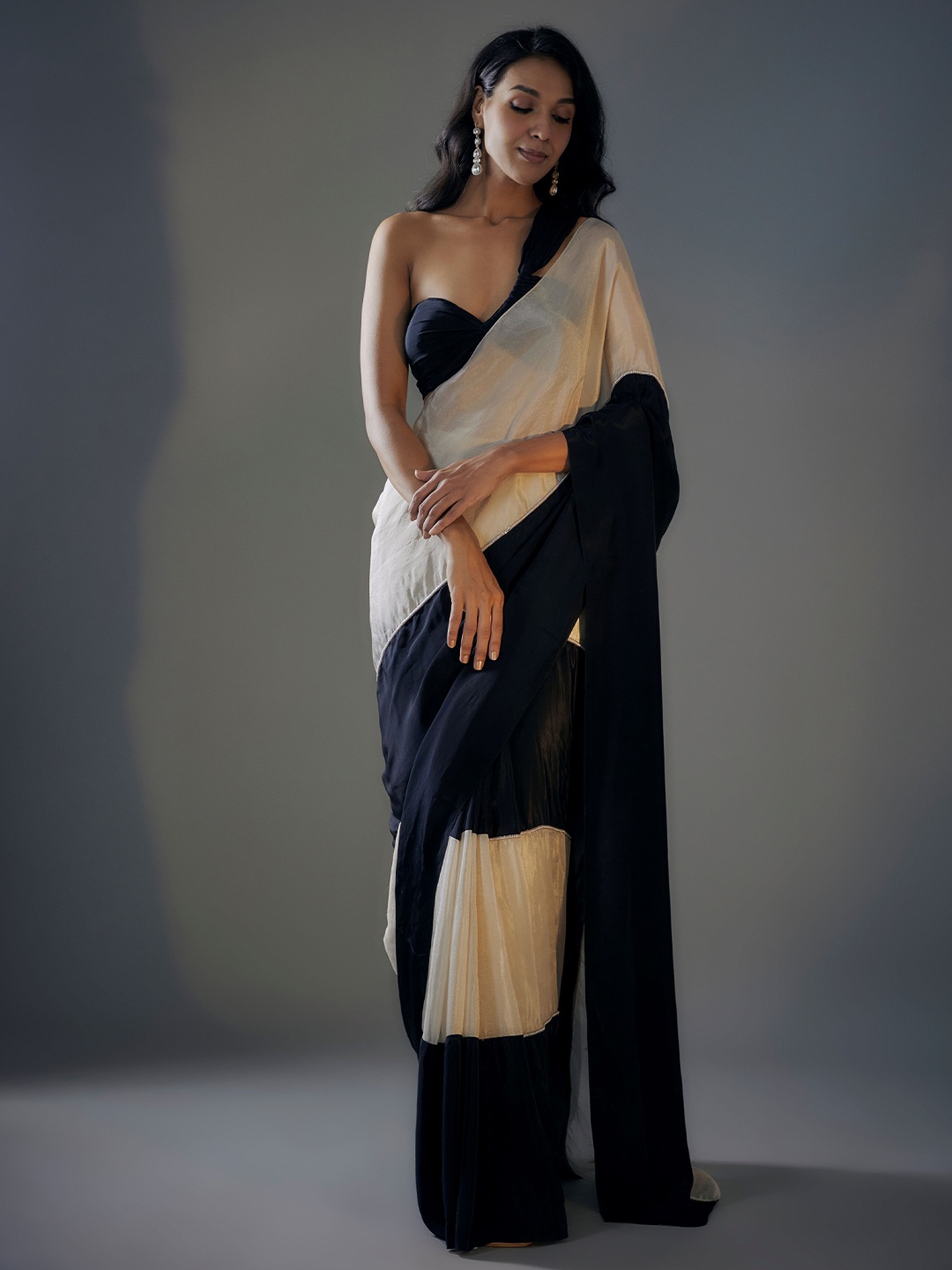 

Masumi Mewawalla Colourblocked Tissue Saree, Black