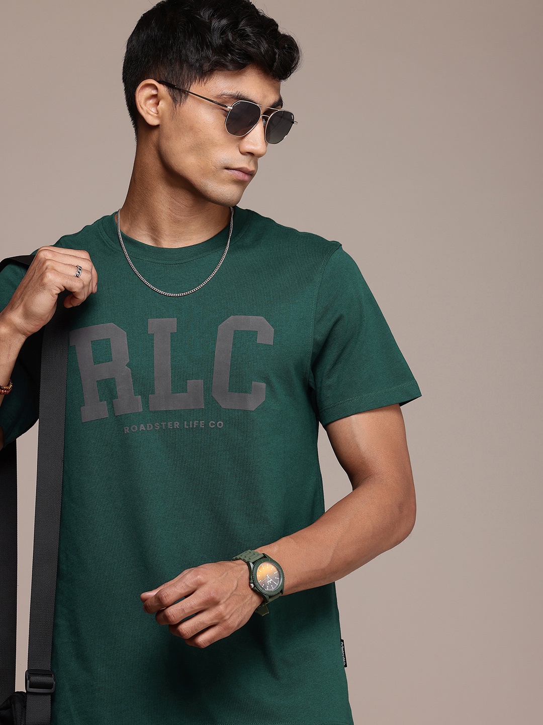 

Roadster Men Typography Printed Pure Cotton T-shirt, Green