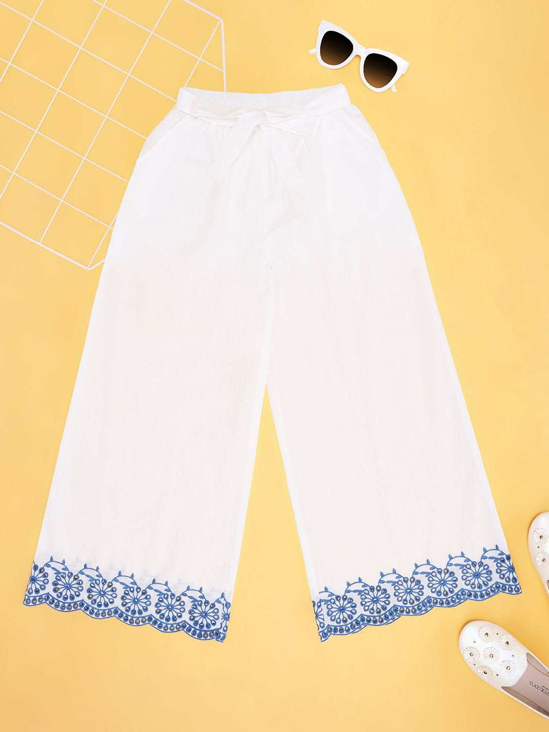 

AKKRITI BY PANTALOONS Girls Floral Trousers, Off white