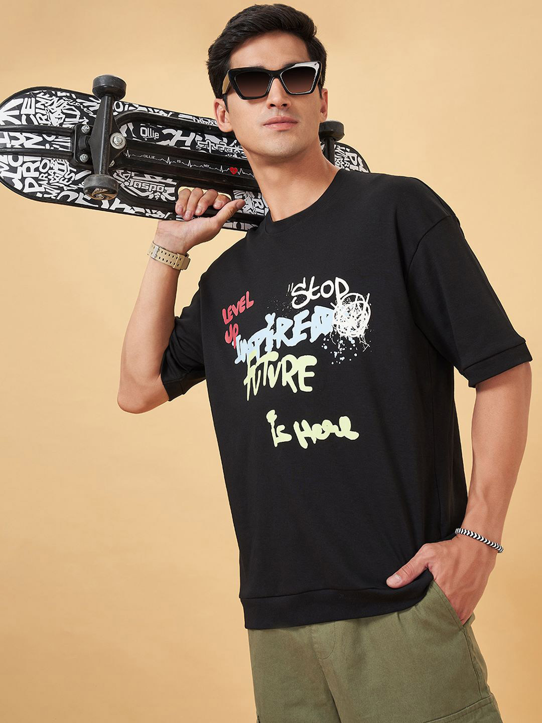 

Street 808 by Pantaloons Men Typography Printed Round Neck Relaxed Fit Pockets T-shirt, Black