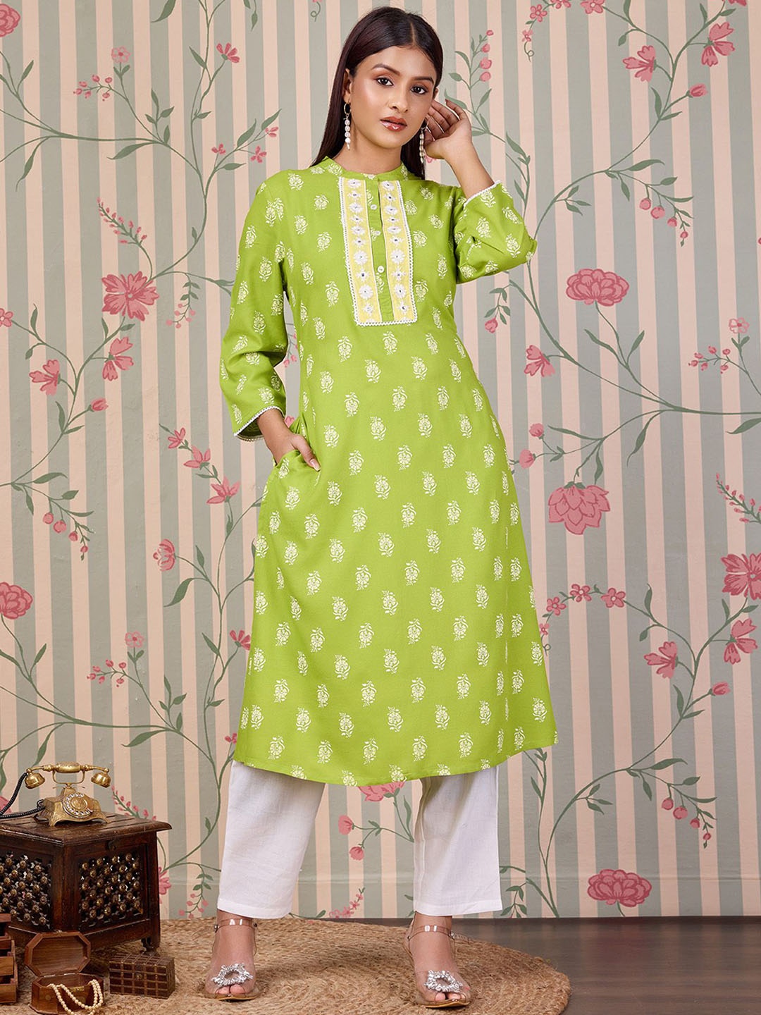 

Ode by House of Pataudi Floral Printed Straight Kurta, Green