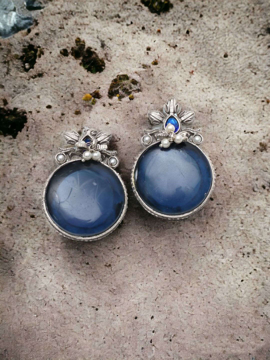 

Ozanoo Silver-Plated Classic Crystals Studs Earrings, Blue