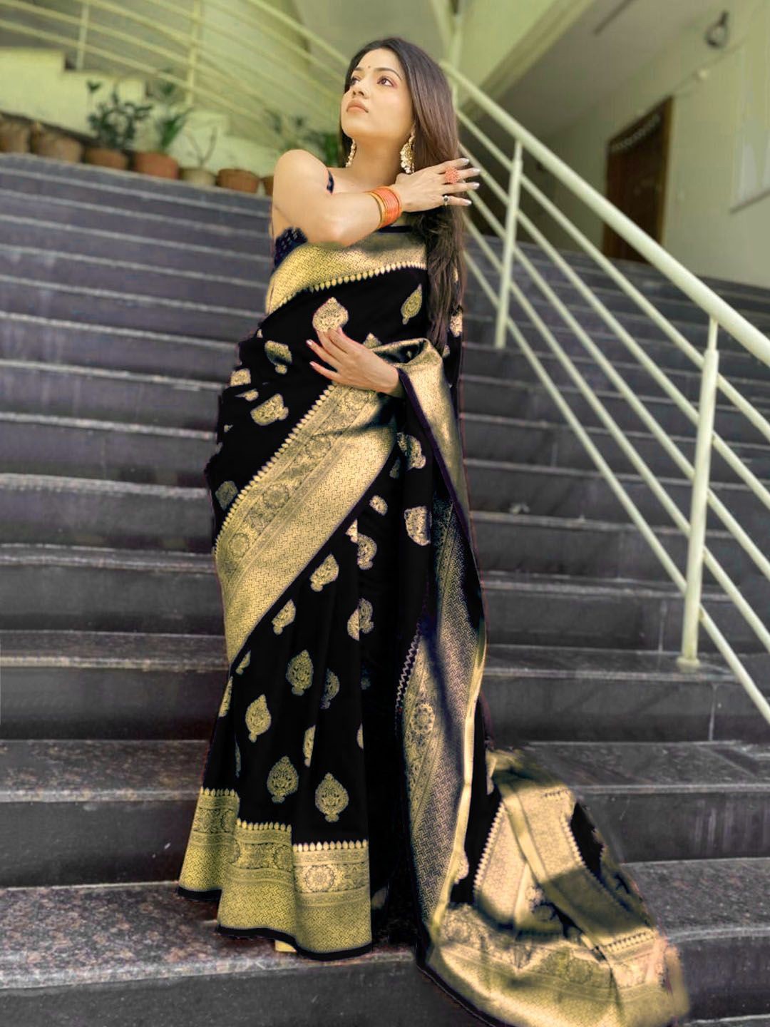 

MANMOHITSAREE Woven Design Zari Art Silk Banarasi Saree, Black