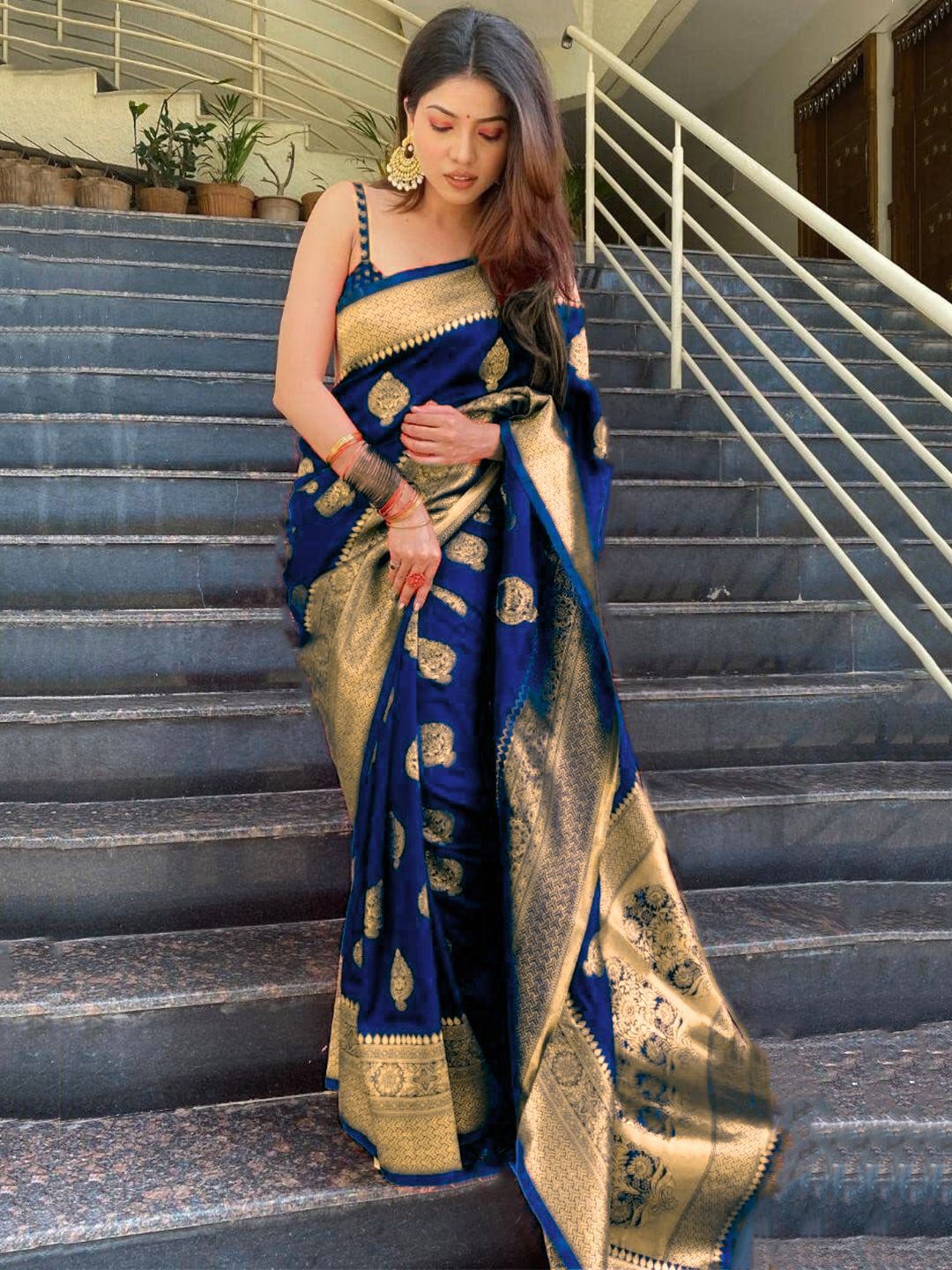 

MANMOHITSAREE Woven Design Zari Art Silk Banarasi Saree, Blue