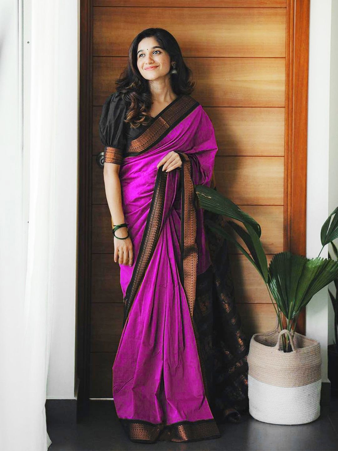 

MANMOHITSAREE Woven Design Zari Banarasi Saree, Pink