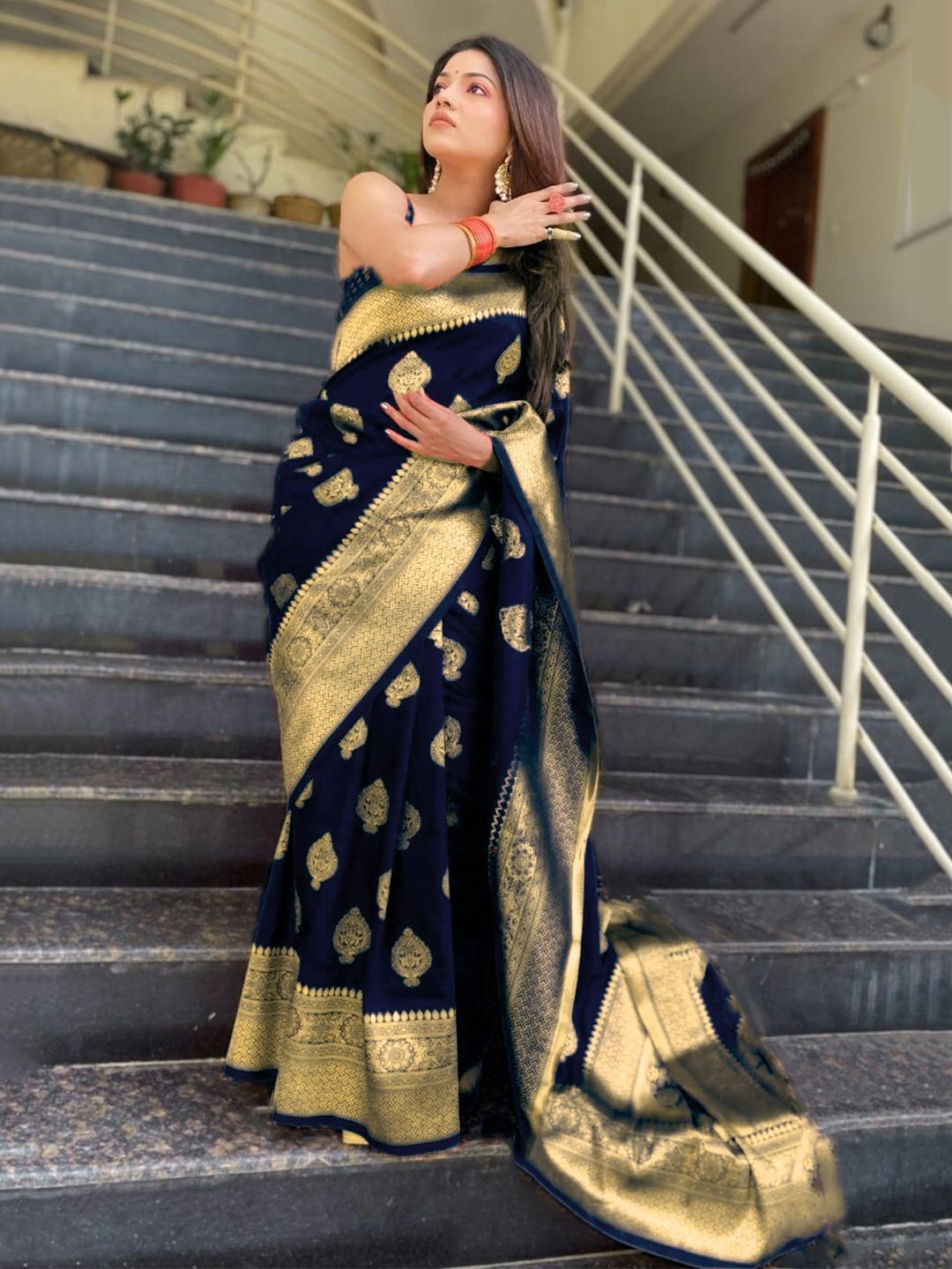 

MANMOHITSAREE Woven Design Zari Banarasi Saree, Navy blue