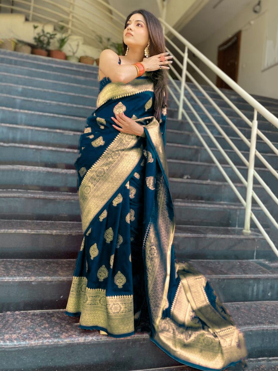 

MANMOHITSAREE Woven Design Zari Banarasi Saree, Teal
