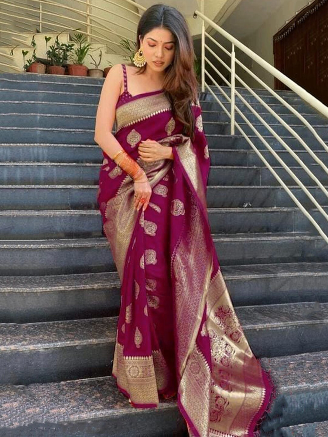 

MANMOHITSAREE Woven Design Zari Banarasi Saree, Peach