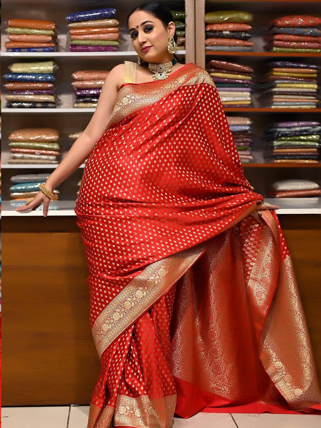

MANMOHITSAREE Woven Design Zari Banarasi Saree, Red