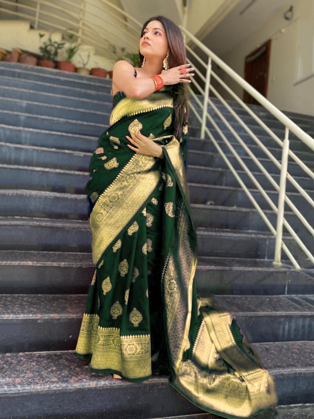 

MANMOHITSAREE Woven Design Zari Banarasi Saree, Green