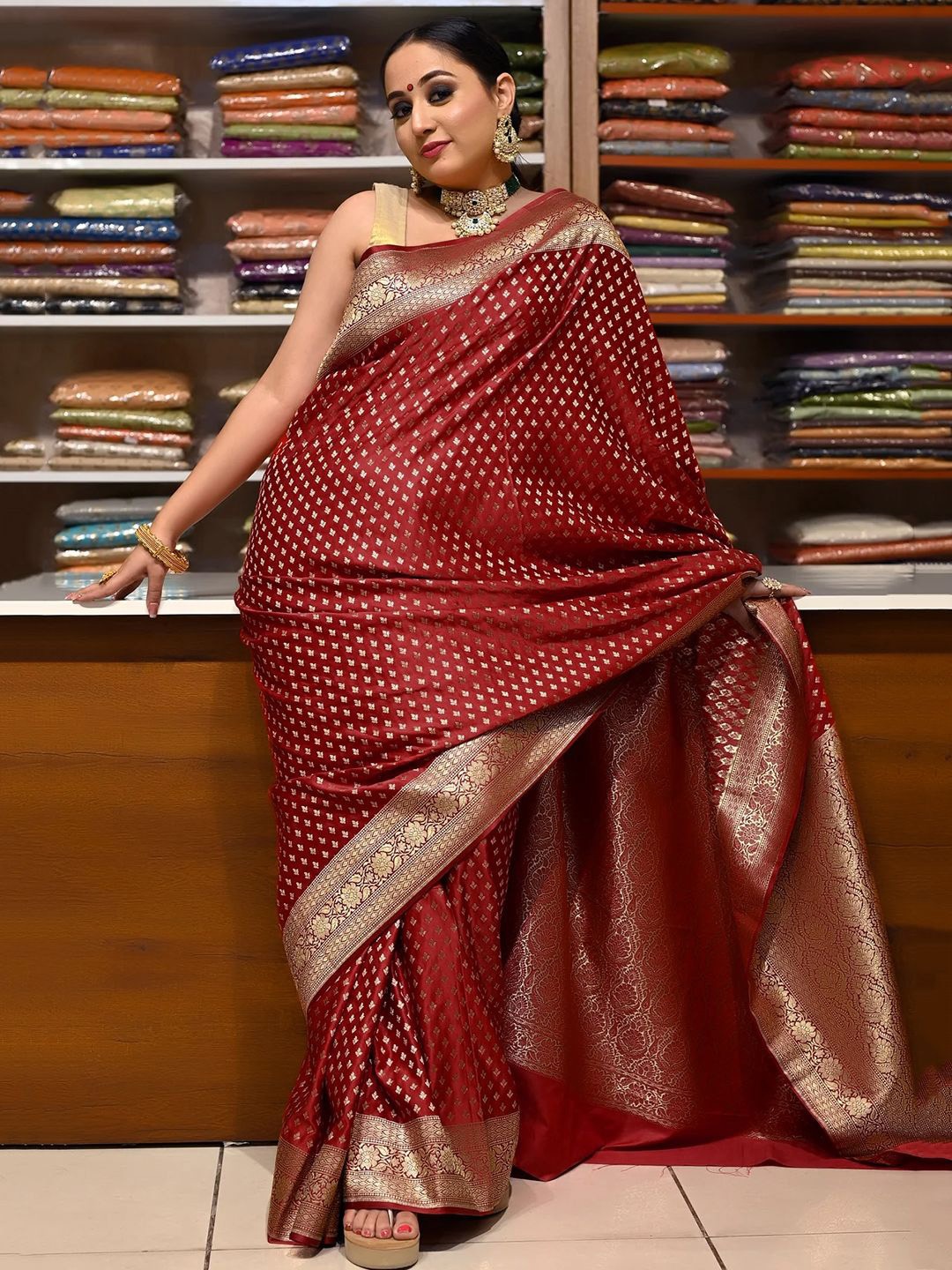 

MANMOHITSAREE Woven Design Zari Banarasi Saree, Maroon