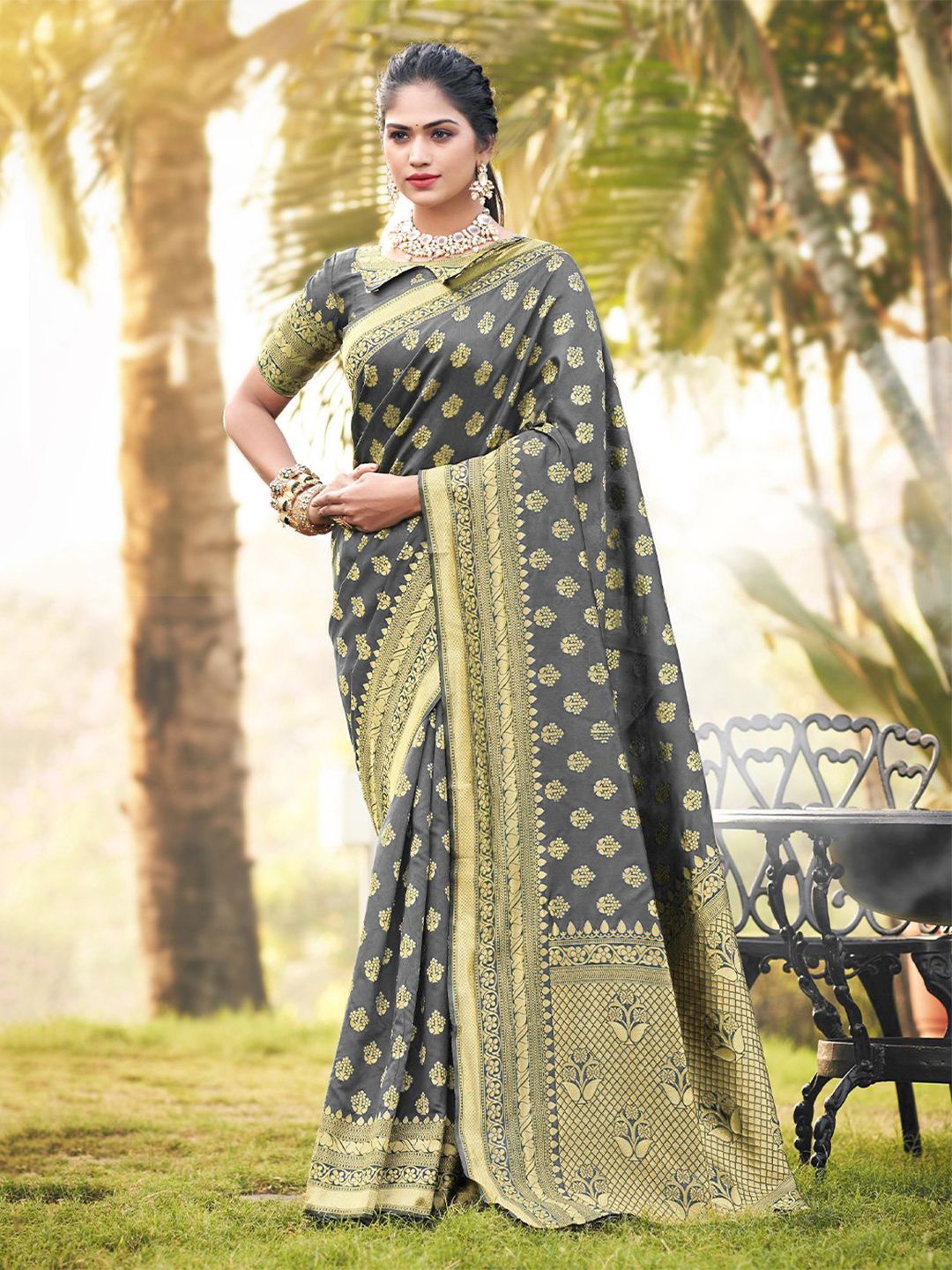 

MANMOHITSAREE Woven Design Zari Banarasi Saree, Grey