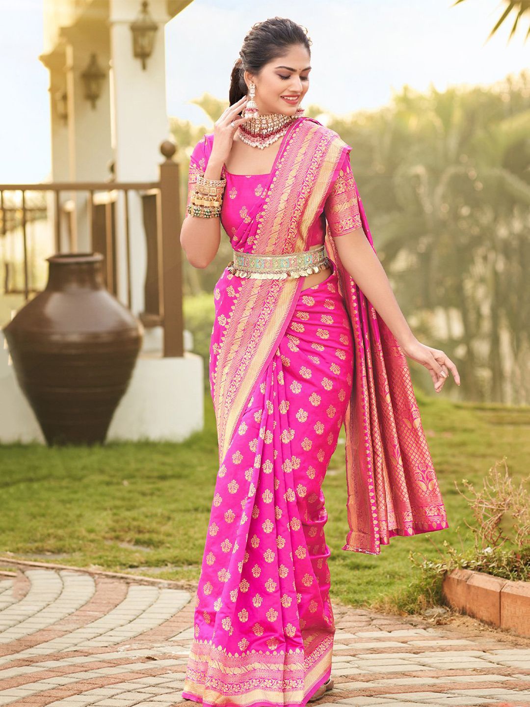 

MANMOHITSAREE Woven Design Zari Banarasi Saree, Pink